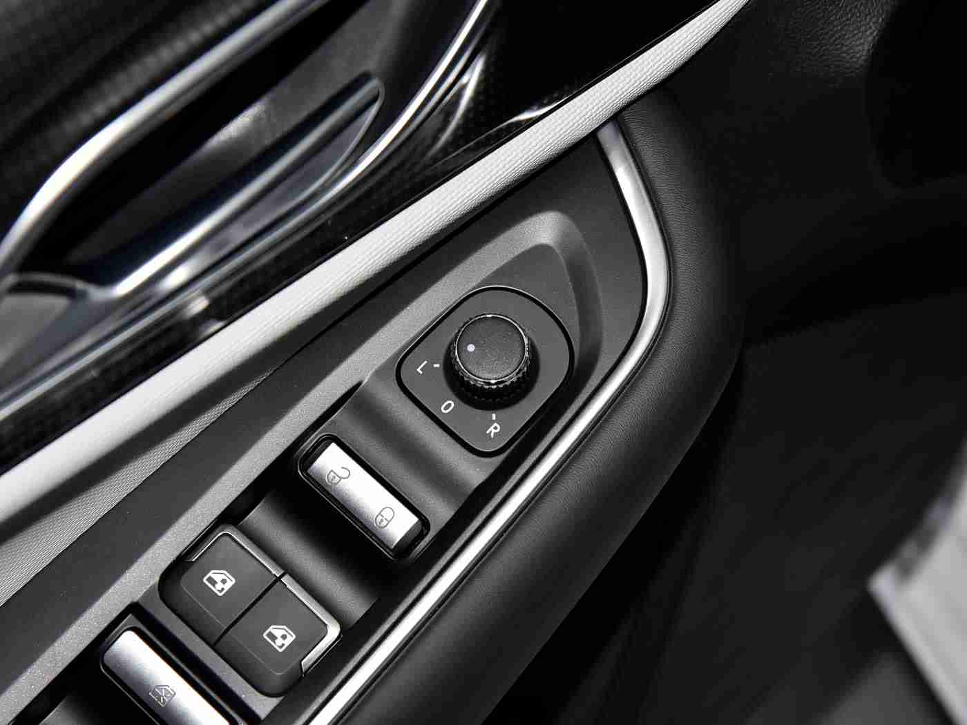 男女搞基软件：“驾驶安全新风尚：智能社交平台引领汽车社交新潮流，为车主打造便捷安全驾驶体验”-5