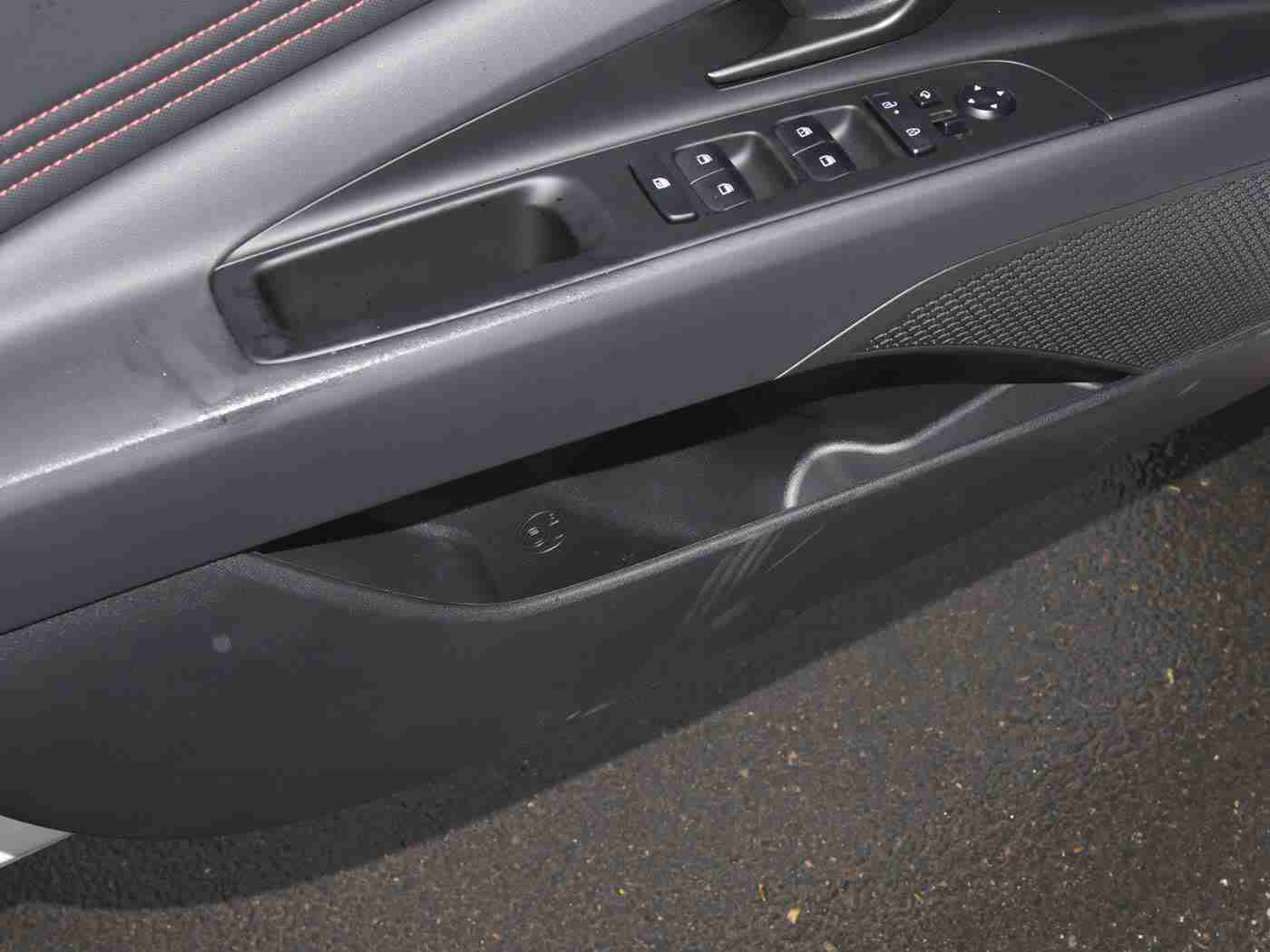 在床上打扑克牌：“颠覆传统，未来感十足：汽车新概念车打造移动娱乐室，体验趣味驾驶新境界”-3