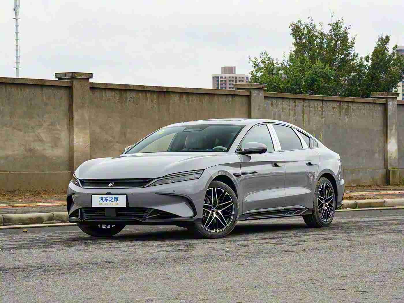 按摩师扒开腿按摩花蒂：“花蒂车门设计引领潮流，创新科技打造汽车新体验，某知名品牌新车型备受瞩目”-2