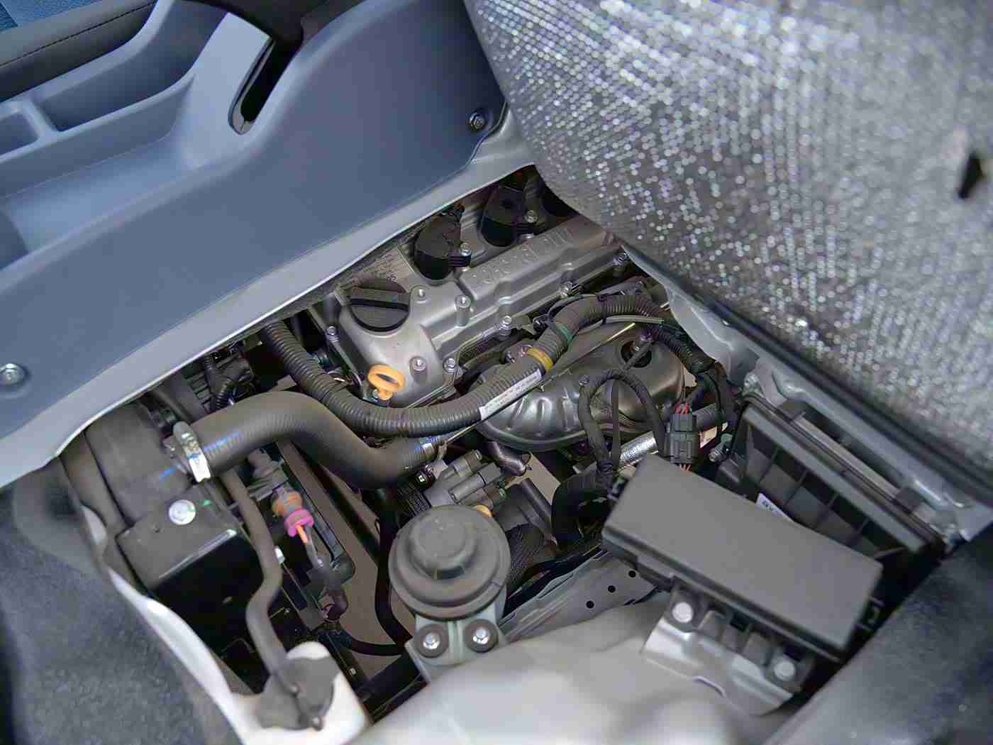 香蕉插进桃子：跨界奇观，水果元素融入设计，“香蕉插进桃子”车型引领汽车潮流-2