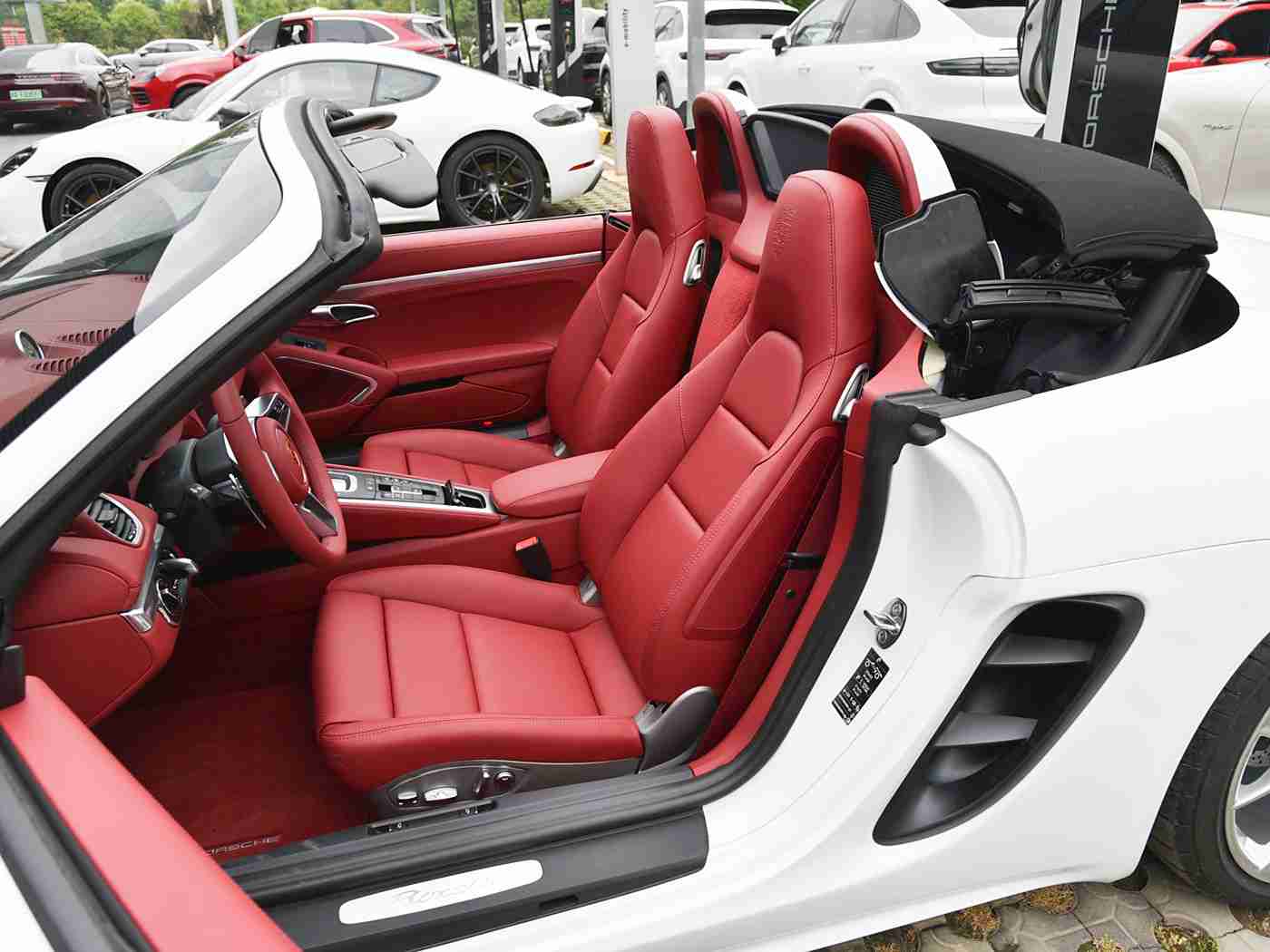 男人捅女人app：女性驾驶安全新助手：独特设计应用助女性安心出行-1