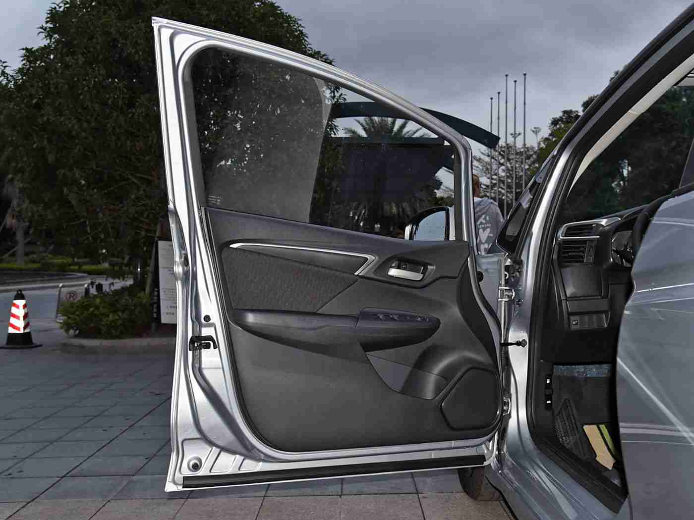 黄色的应用：汽车设计新风尚：黄色元素引领视觉盛宴，提升安全与个性魅力-1