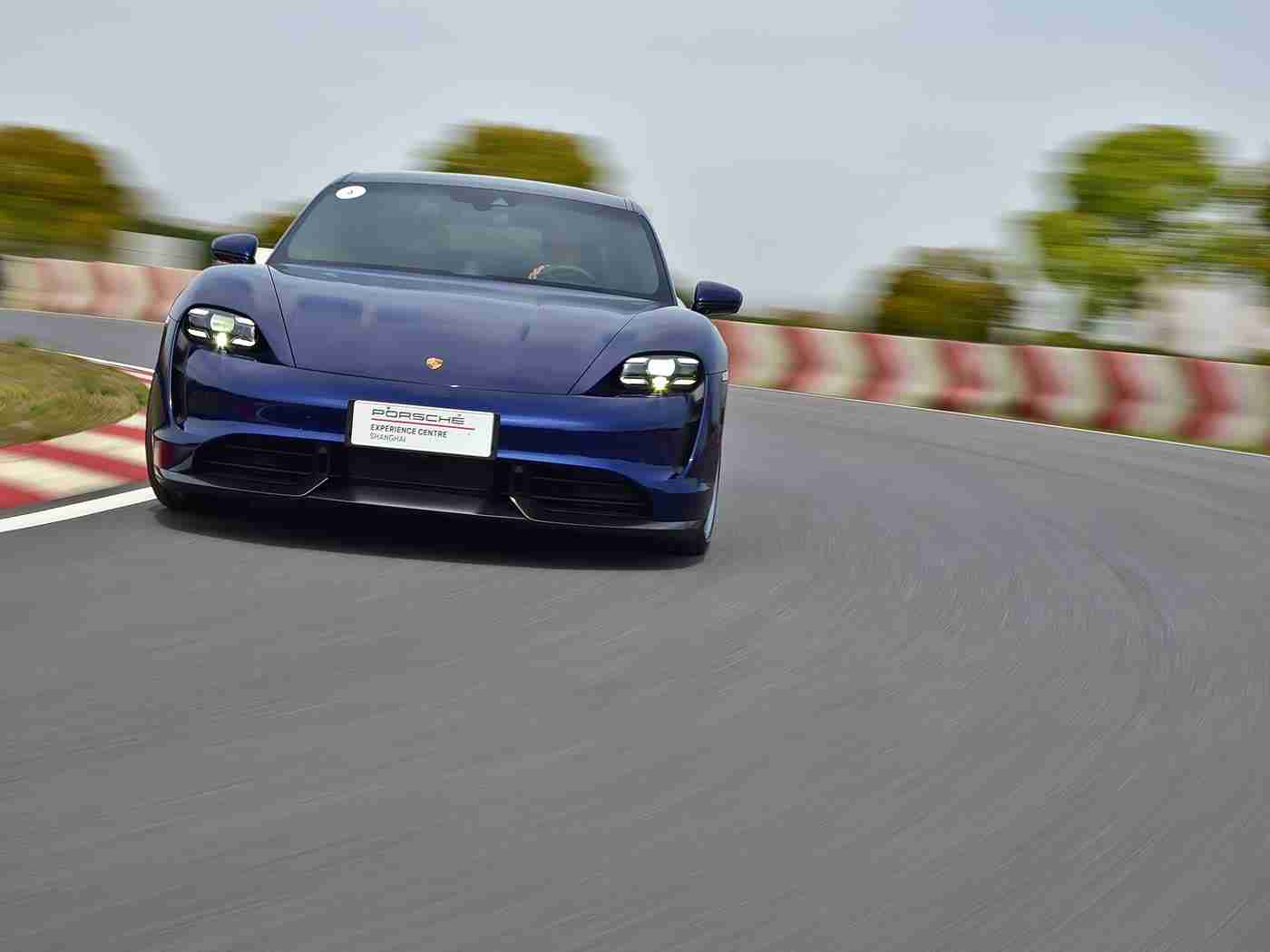 黄色下载安装：智能系统升级，便捷娱乐新体验：知名品牌汽车引领智能驾驶新时代-2