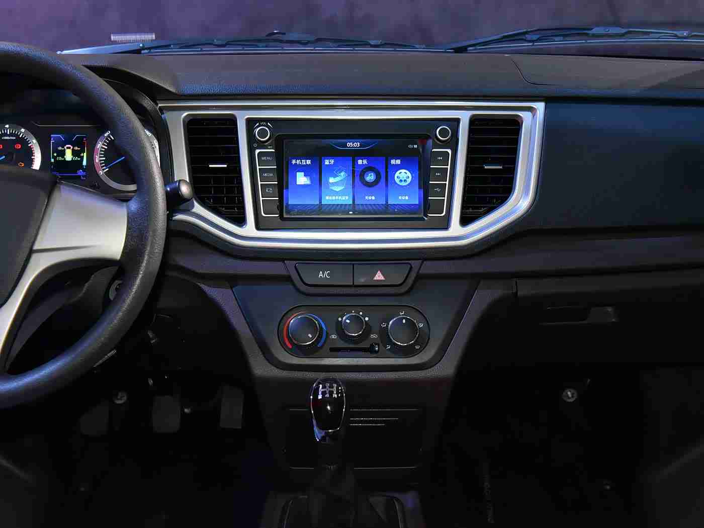 18+动漫:创新亮相!国内首款动漫元素概念车“18+”引领未来出行潮流-2