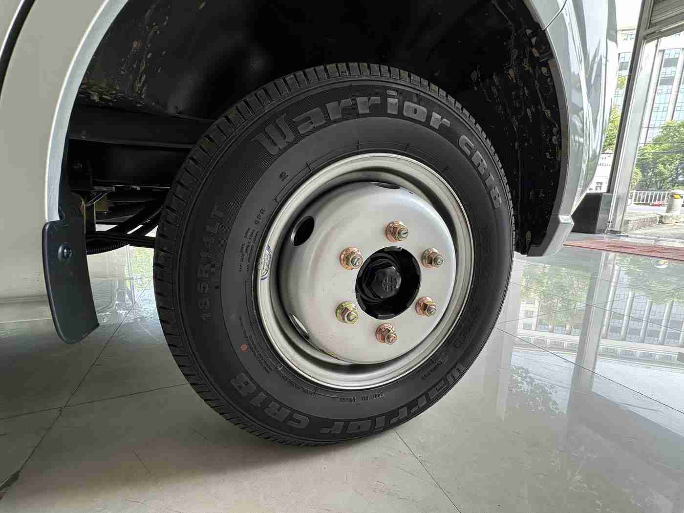 黄色3.0.3：“科技革新，动力非凡：全新车型引关注，展现中国汽车工业新高度！”-3