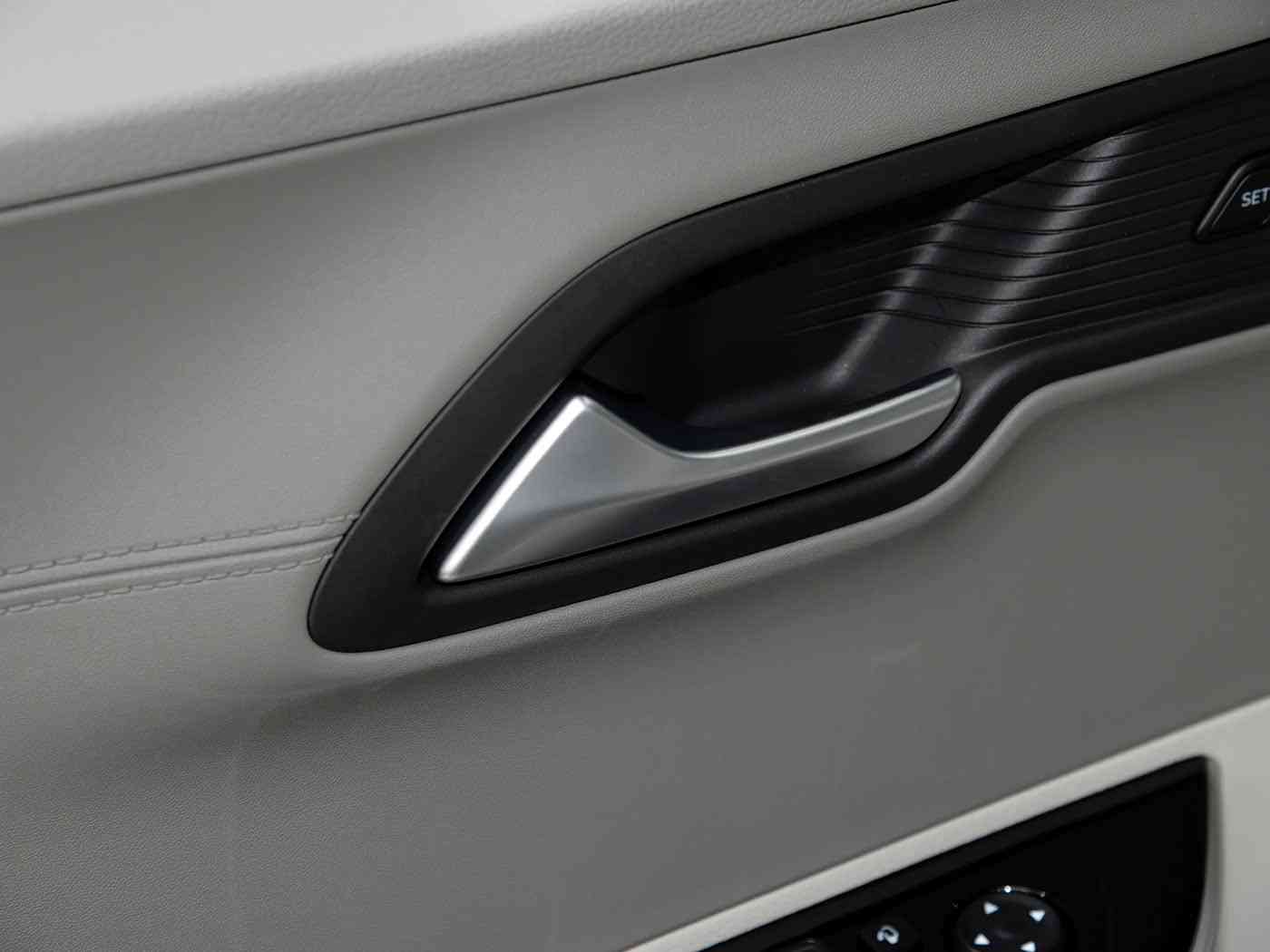 東京热成人网站：流光炫影智驾先锋，东京热汽引领环保未来之旅-1