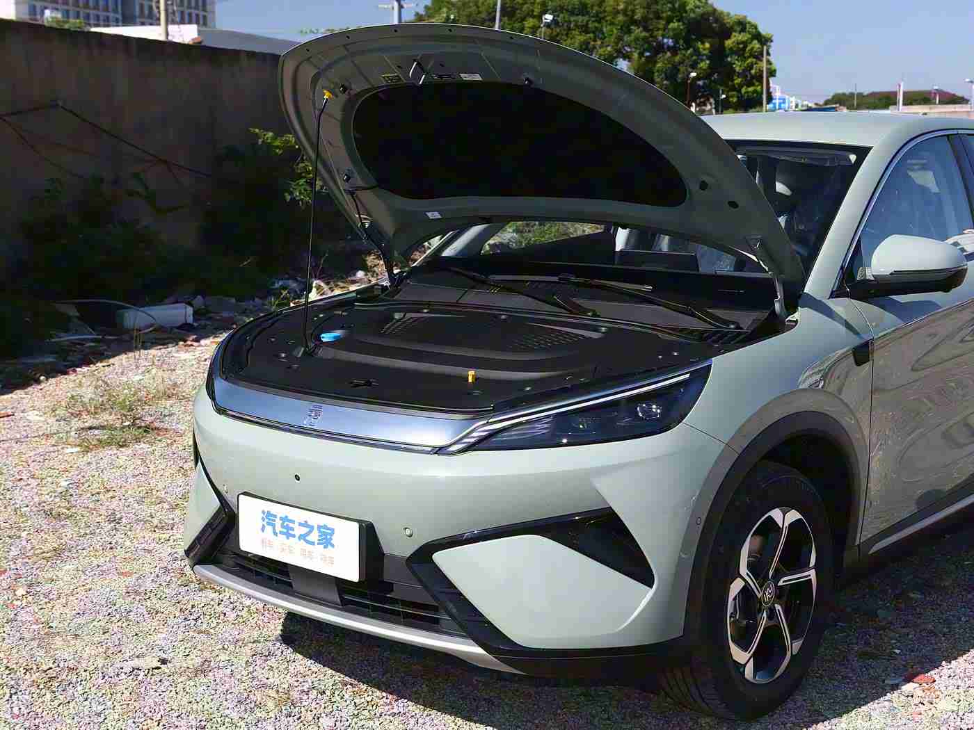 国产V片：国产轿车崛起新力量，时尚动力双全，国产汽车魅力绽放-1