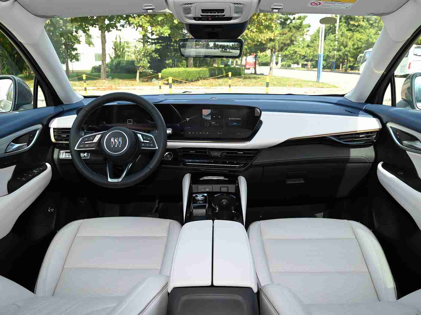 人妻麻豆：汽车界新锐人妻车模：魅力代言，销量飙升，重塑品牌形象-1