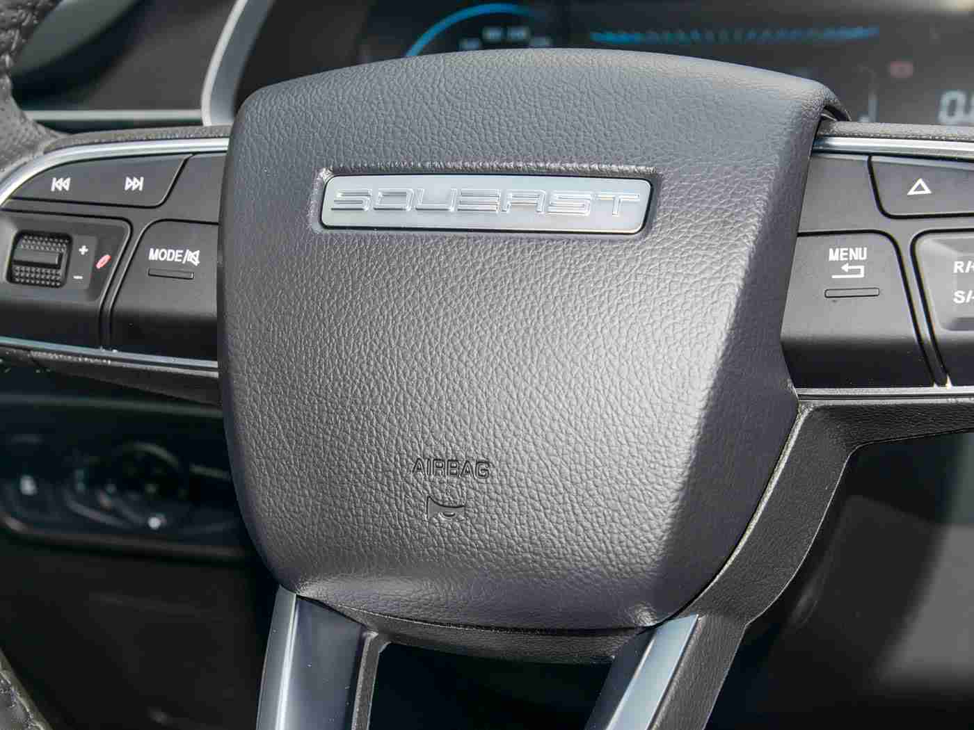 未满十八周岁禁止：“强化安全意识，守护青春出行：严防未成年人驾驶机动车事故发生”-2