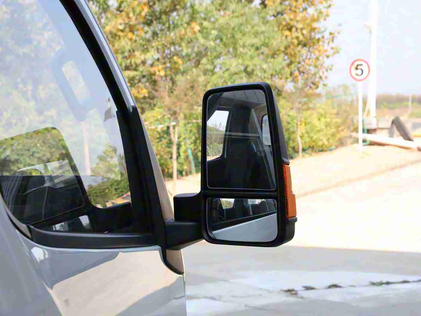 男人和女人在床的app软件：汽车App创新潮：跨界融合，打造个性化智能驾驶新体验-3