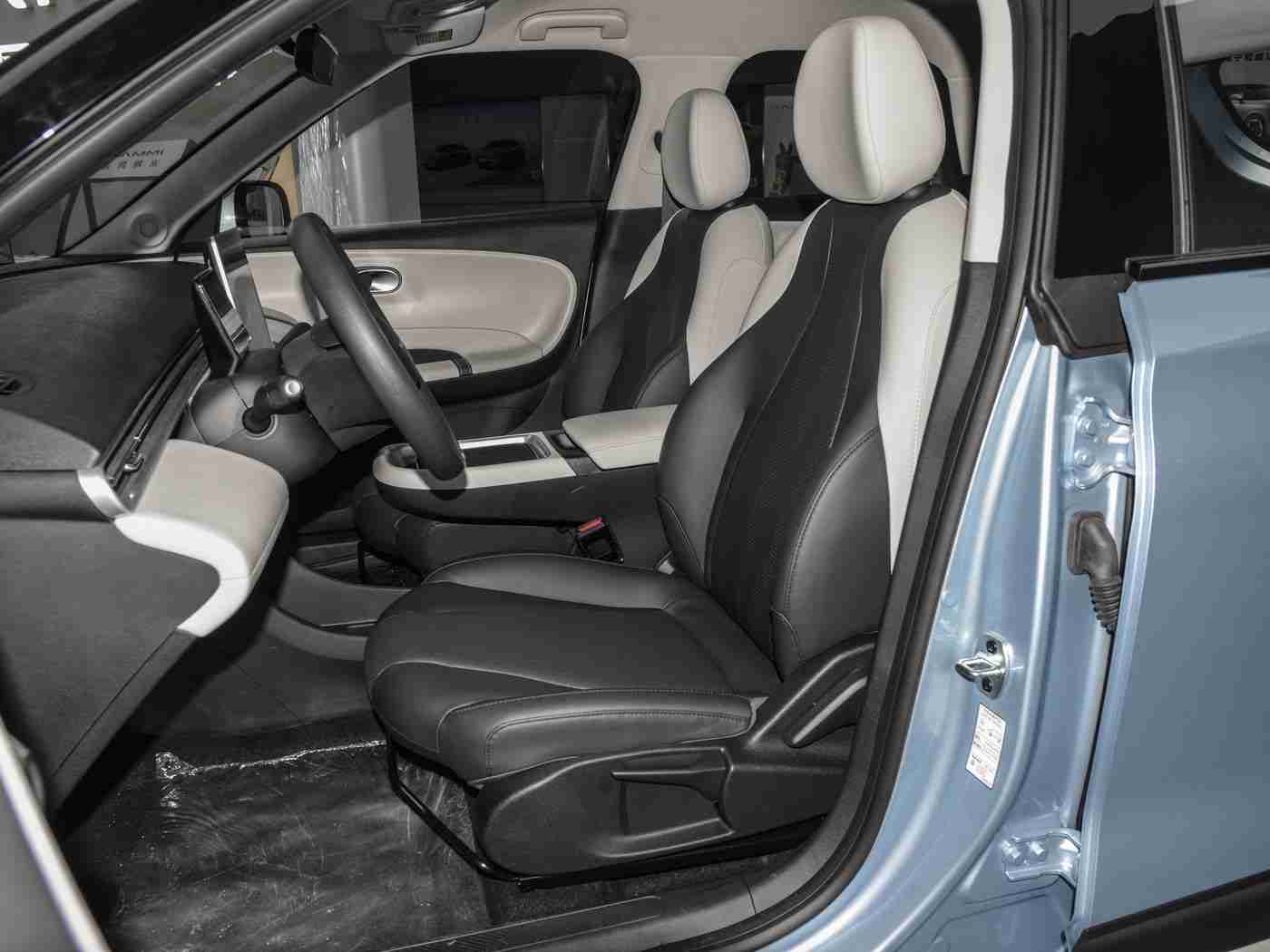 男生桶女生：“潮流设计+科技配置，全新车型引领市场，男女消费者抢购热潮，畅享驾驶新体验”-2