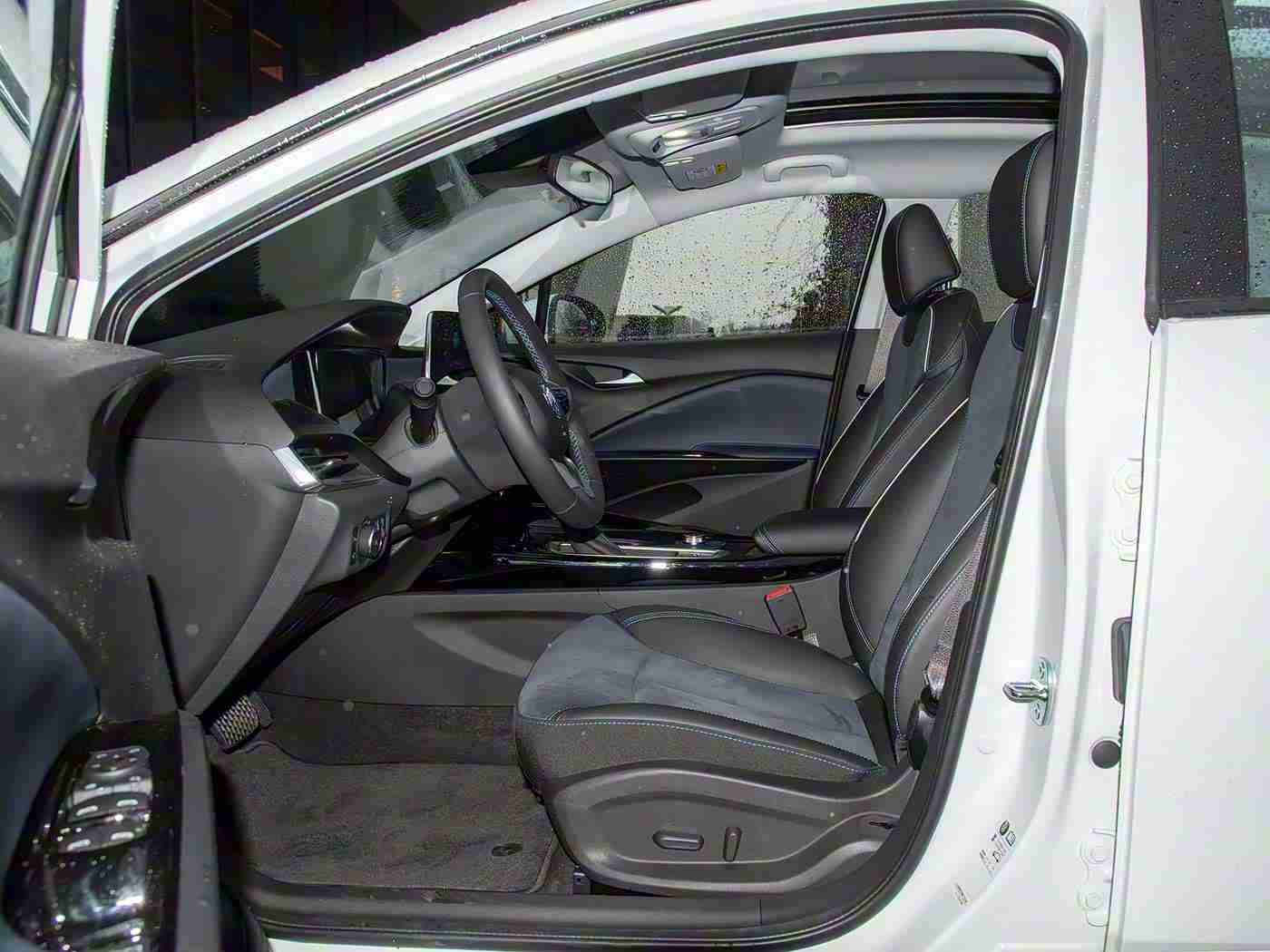 男生和女生一起差差差的app：“跨界车缘，智享互动——汽车社交新风尚平台”-3