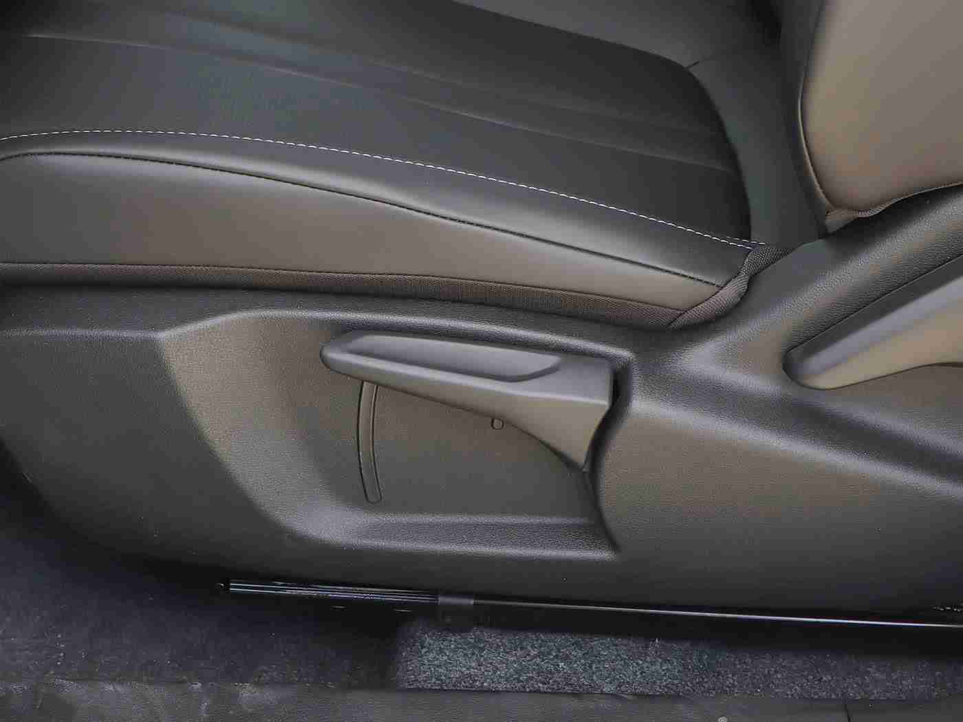 黄三色和绿三色的区别图片：色彩演绎，活力绿与阳光黄，汽车时尚新篇章-3