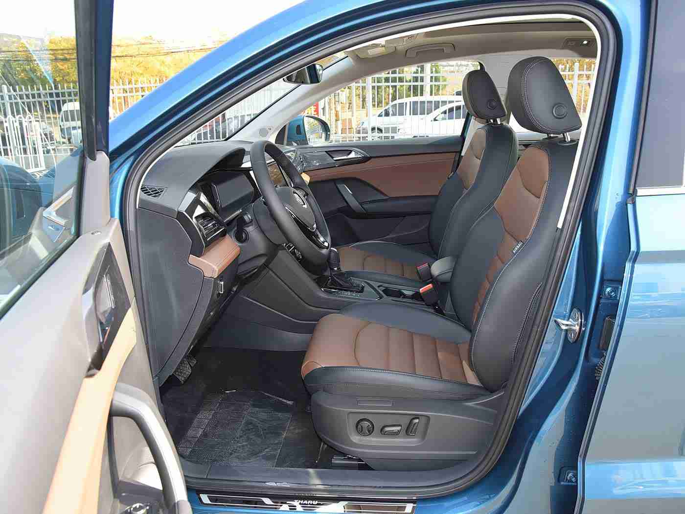 桃花直播：汽车直播新潮流：创新购车体验，品牌互动盛宴引关注-1