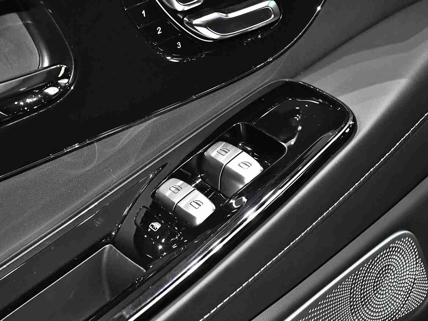 黄色软件下：智能出行新体验：创新汽车功能引领科技变革，重塑驾驶生活-1