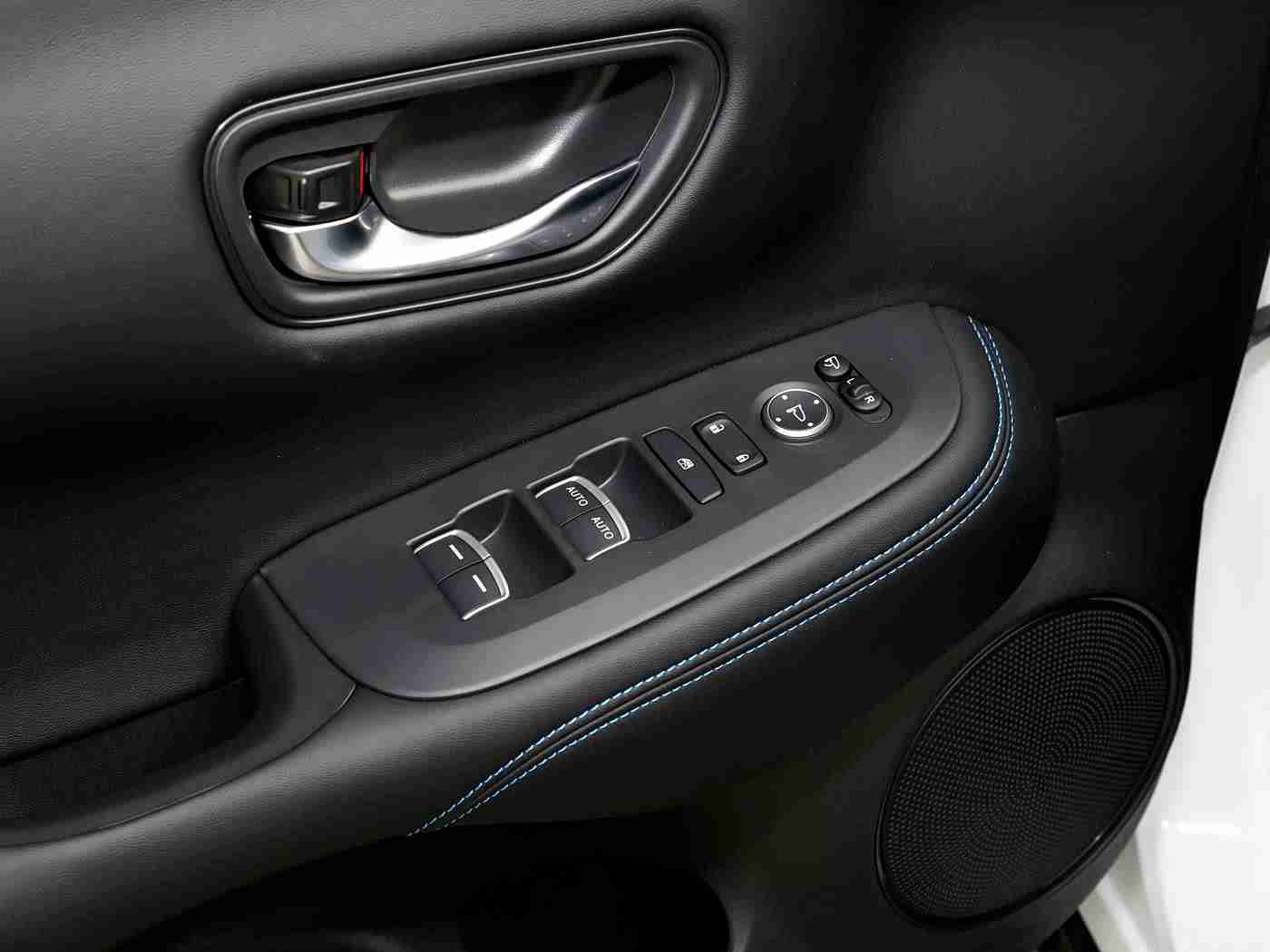 美女扒开屁股：新能源汽车环保实用大揭秘：美女街头创意展示引关注-3