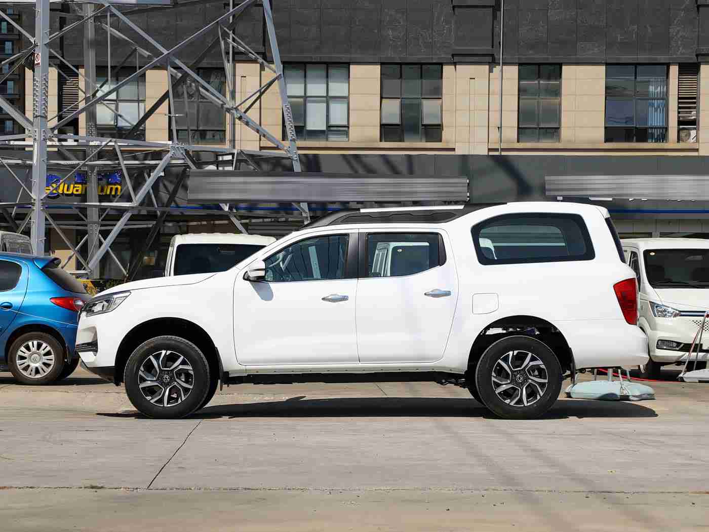 亚洲毛茸茸：童话触感，驾驭未来，环保尊享座驾-3