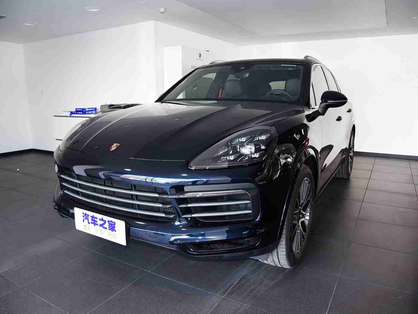 打扑牌两个人剧烈运动：别开生面扑克赛车赛，激情碰撞展现汽车运动新魅力-1