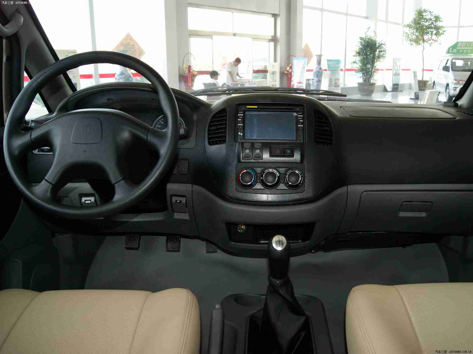 女生让男生吃困困：时尚“困困”潮，人性化出行无忧体验-2