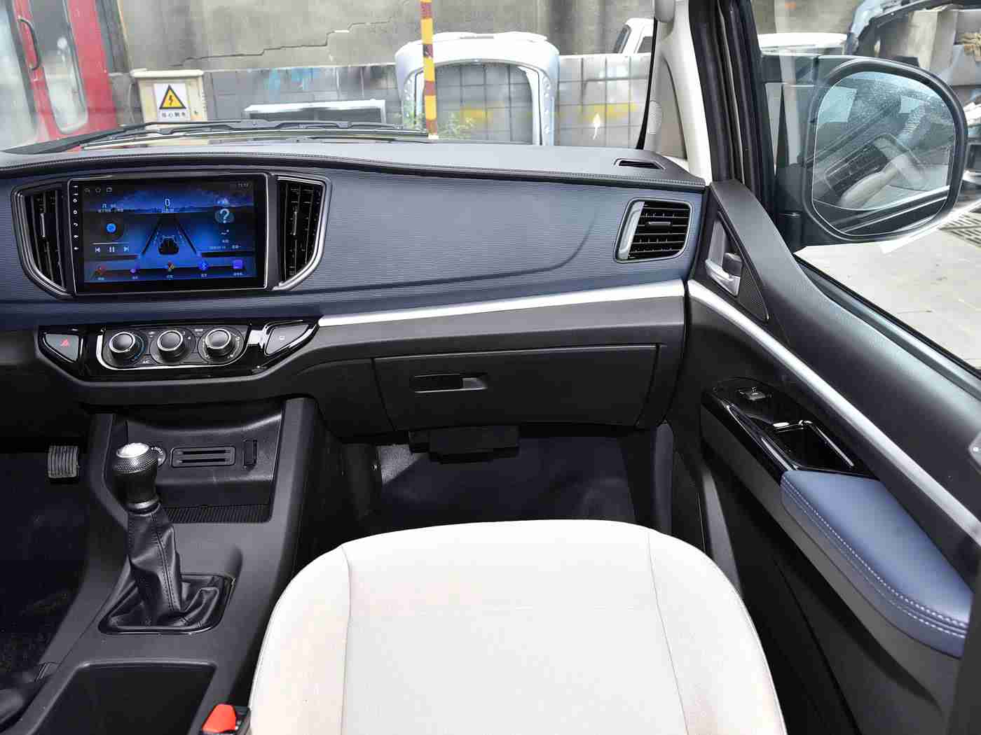 ACG  里番本子：新能源汽车领航者：里番灵感科幻座驾量产上市，科技美学引领绿色出行潮流-1