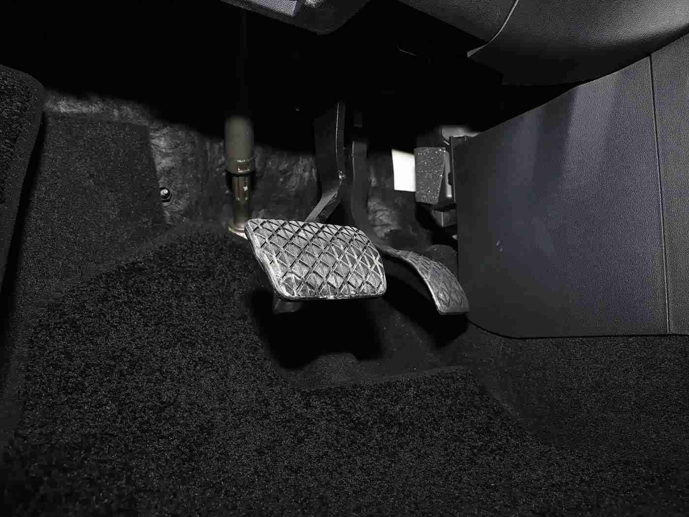 黄色成人app：“智能安全新篇章：汽车行业发展趋势解析，从“黄色成人app”事件看未来出行”-5