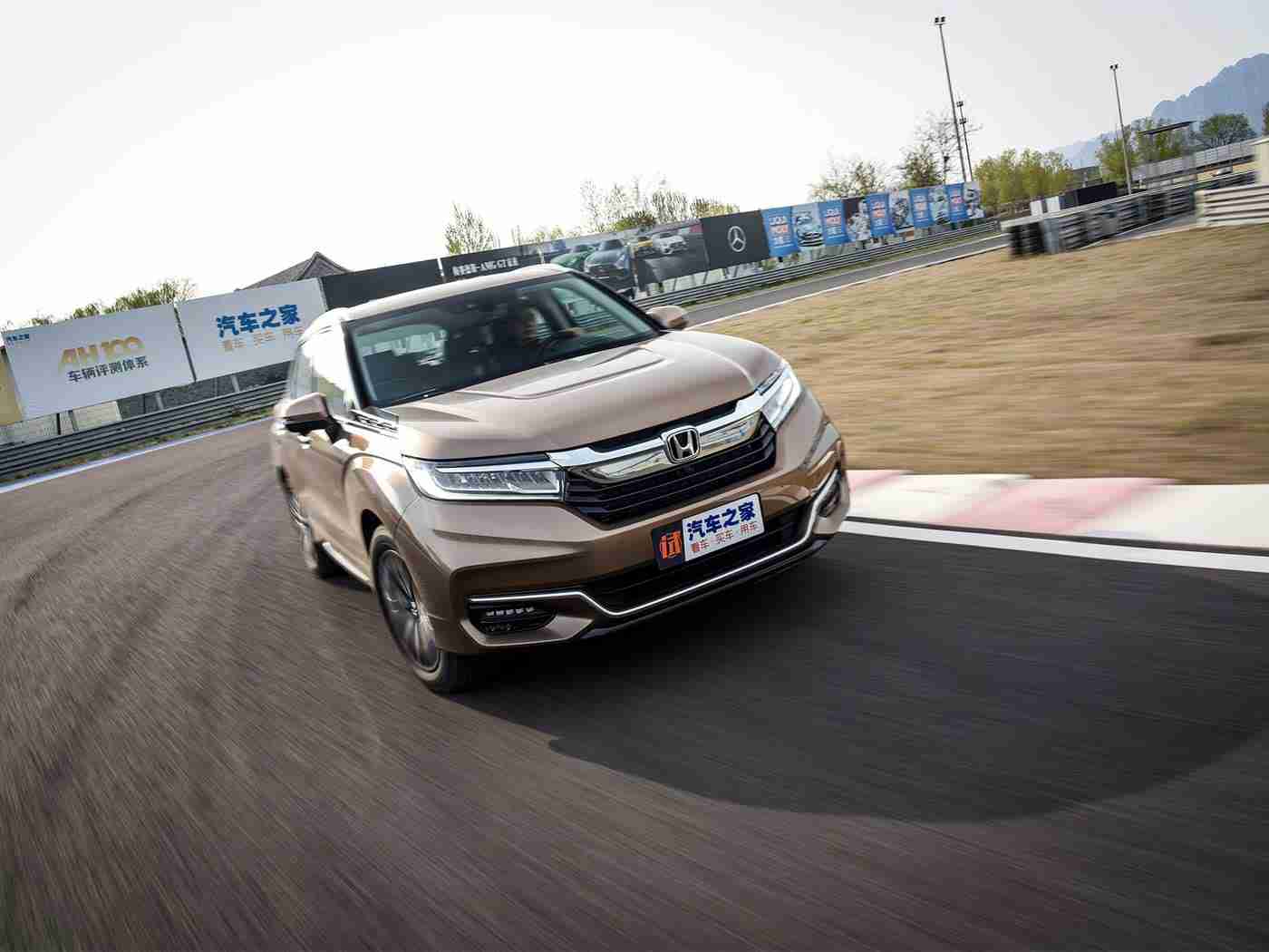 女生差差差：时尚动感，安全智能，女性专属座驾：引领汽车市场新潮流-1