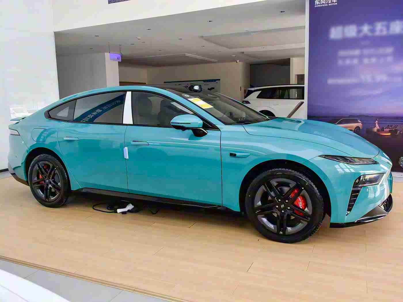 黄色3.03:焕新动力,智能领航——引领未来出行新潮流-1