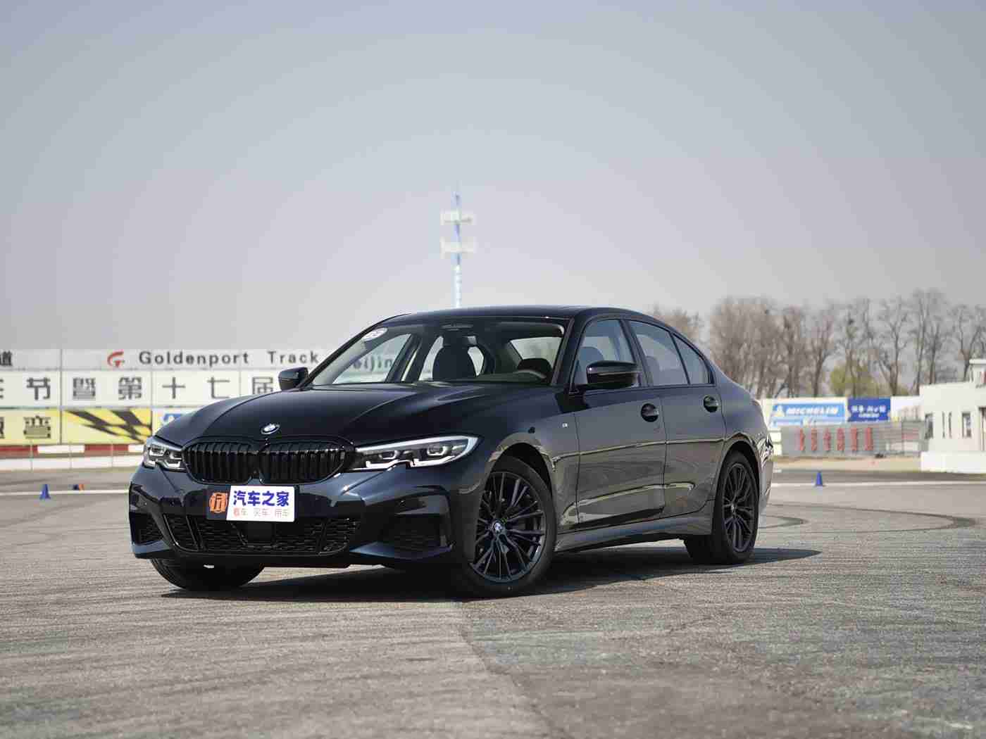 男生女生一起擦擦擦：“混合动力科技加持，绿色出行新风尚：全新环保型汽车引领潮流，性能卓越引关注-1