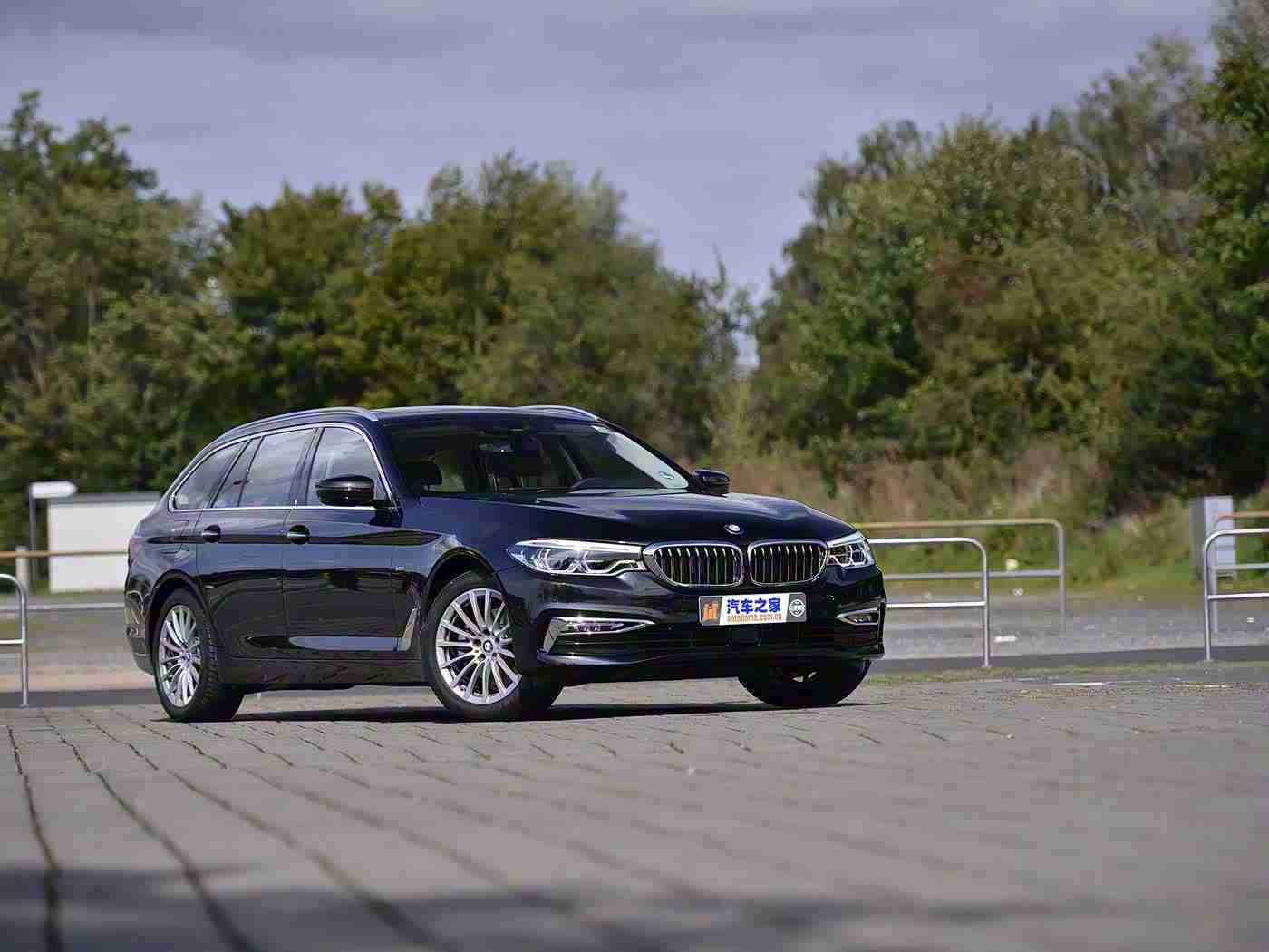 虎白女粉一线天馒头下一句：“时尚色彩绘潮流，智能豪华共驰骋——全新设计力作引领车市新风尚”-2