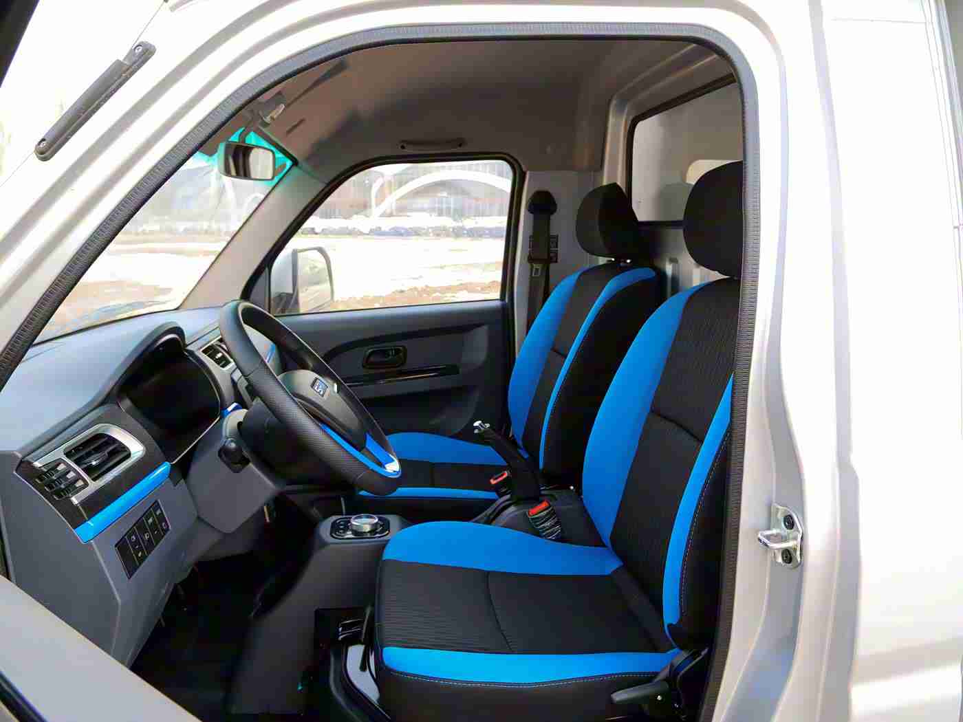 双人床上打扑克：“奢华空间，娱乐无限：豪华轿车打造新派驾驶生活体验”-3