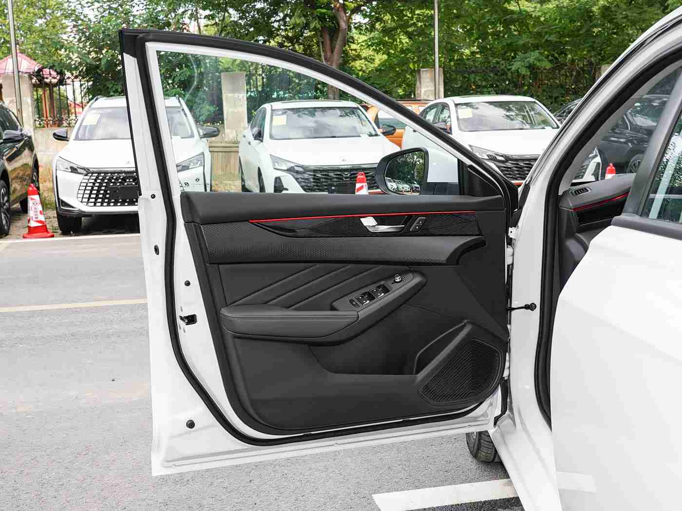 18岁禁用软件：“未成年驾驶安全引关注：科技助力下的家庭教育新挑战，汽车软件安全隐患亟待解决”-2