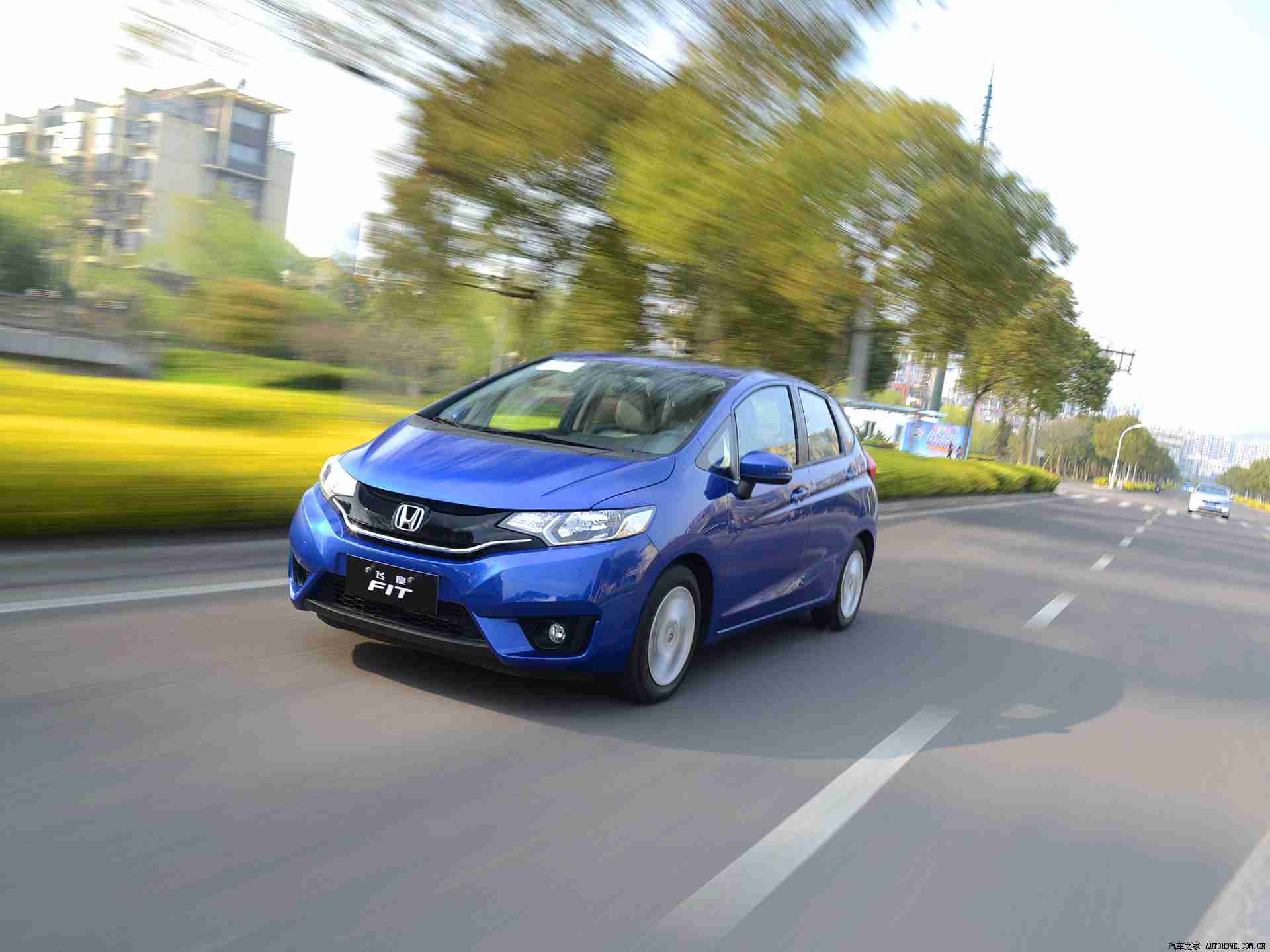 夜操：科技闪耀夜空，智能驾驶新体验：夜幕下的汽车魅力绽放-3