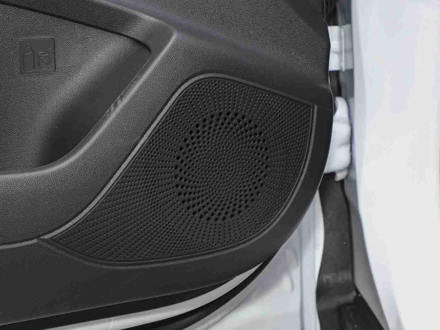 18黄色软件：汽车行业新变革：“智能辅助+人车互动+节能环保”引领未来出行新体验-3