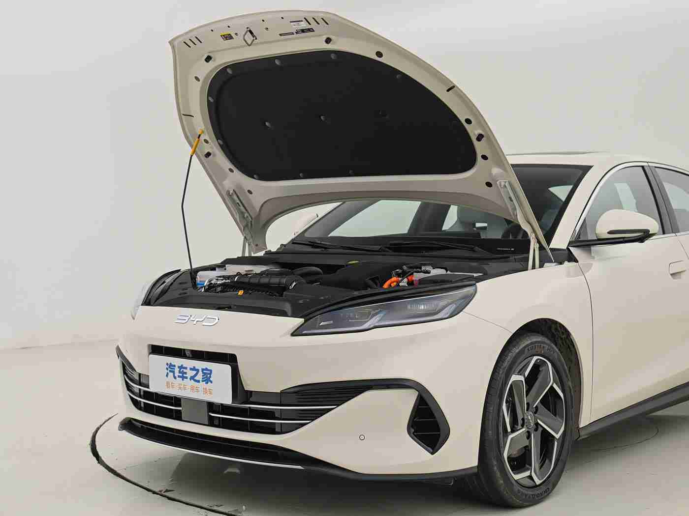 三个老外换着躁我一个故事：接力试驾比亚迪，三外国友人为国产骄傲点赞，共赴速度与激情之旅-4