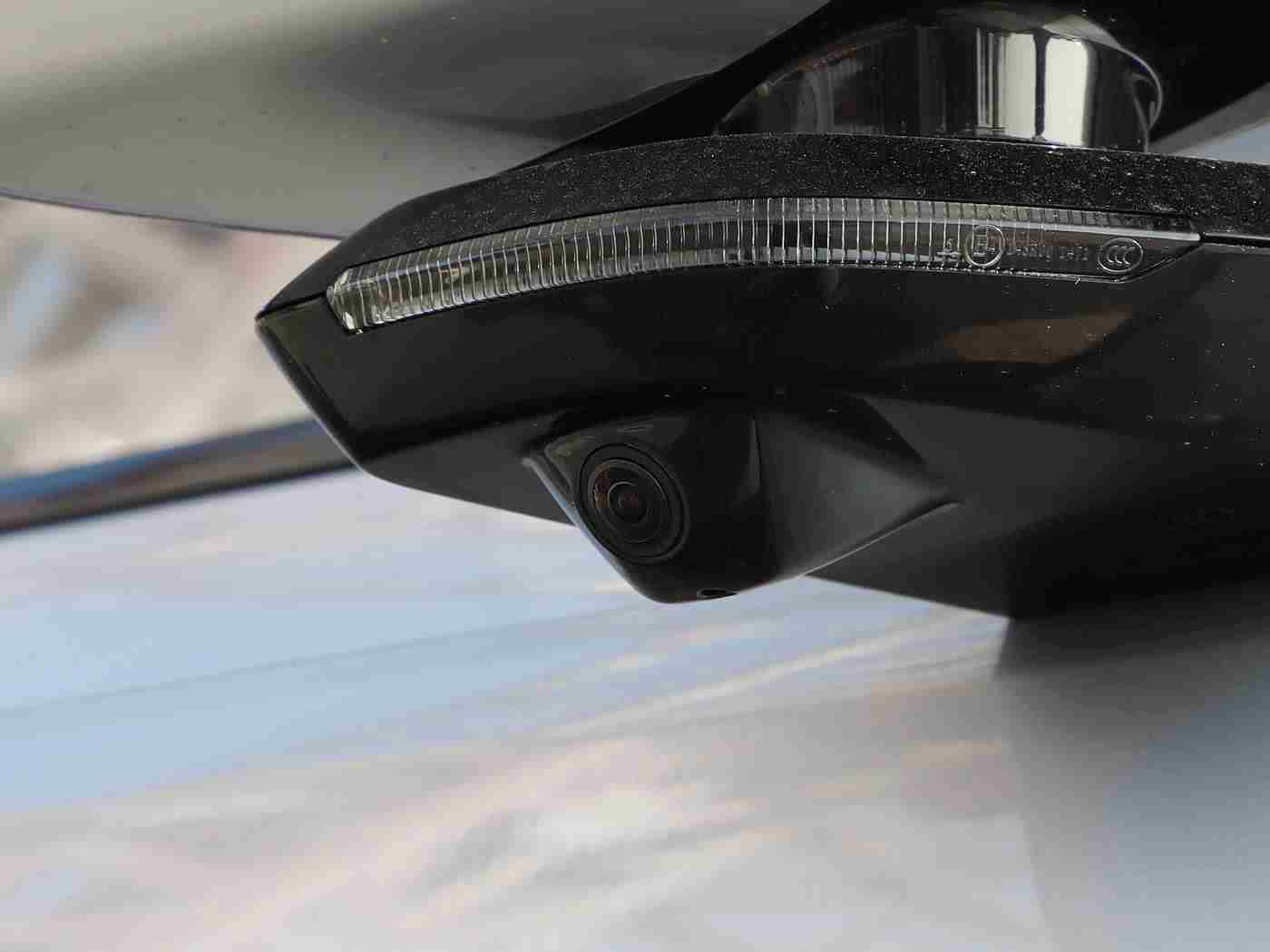 黄色下载安装：智能系统升级，便捷娱乐新体验：知名品牌汽车引领智能驾驶新时代-3