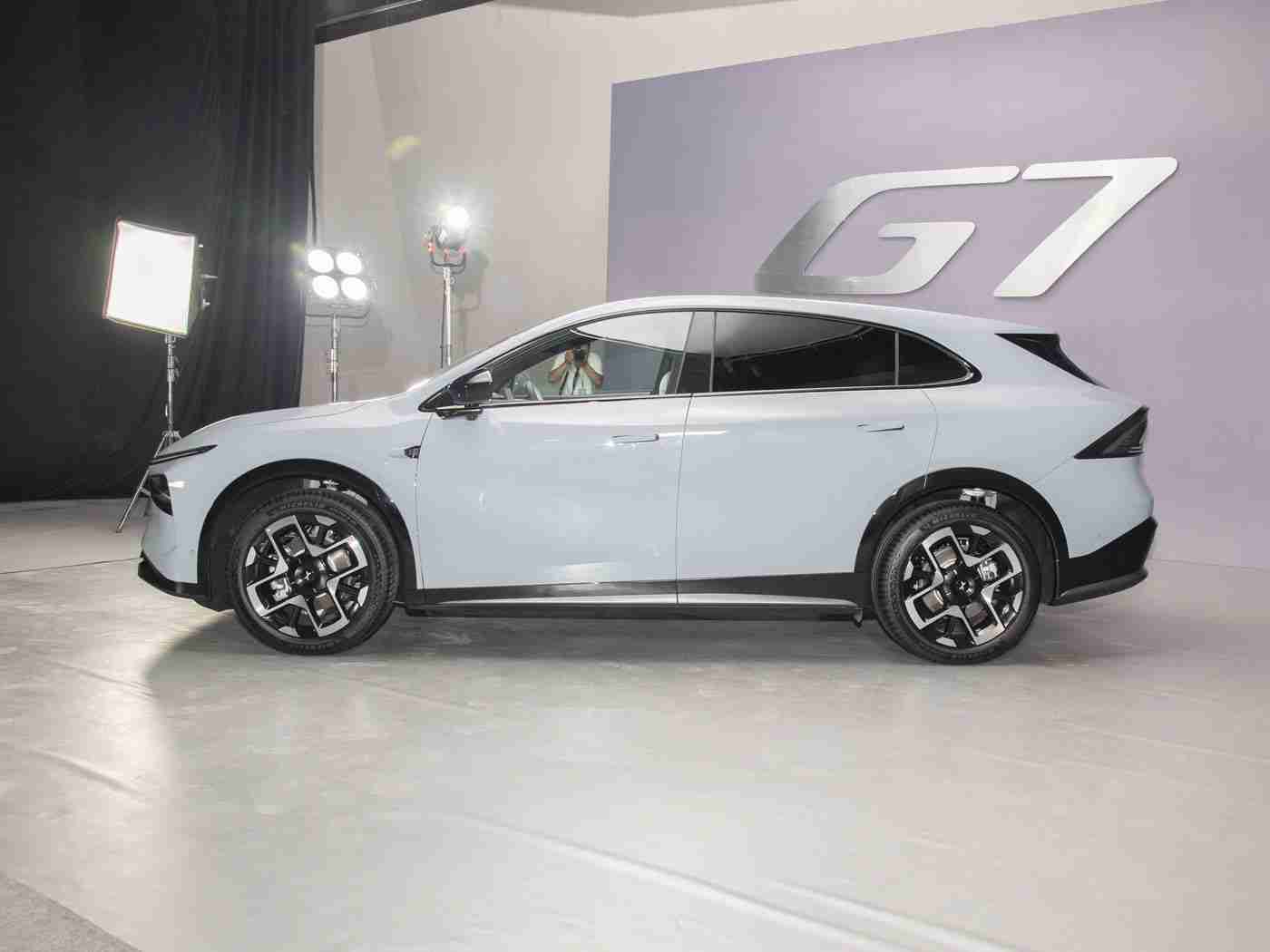 女人与公拘交酡:引领潮流的女性专属车型:“女人与公拘交酡”惊艳亮相,科技与时尚并存-1