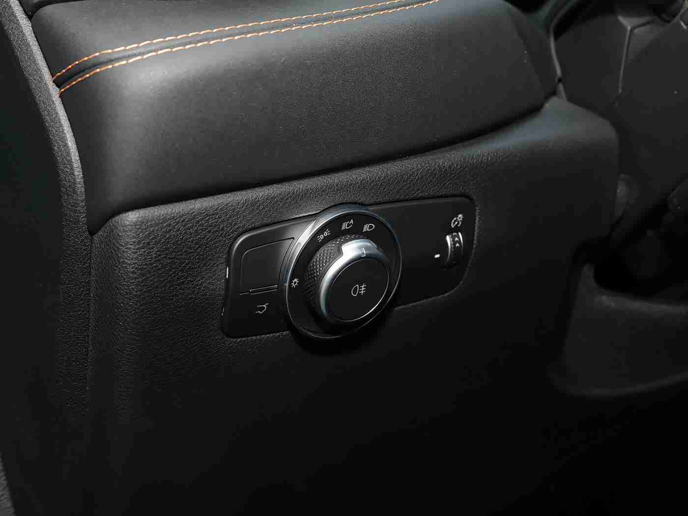 大象影视传媒ceo入口门户官网:新能源汽车引领潮流:流线造型、智能科技、人性化配置,畅享未来出行体验-1