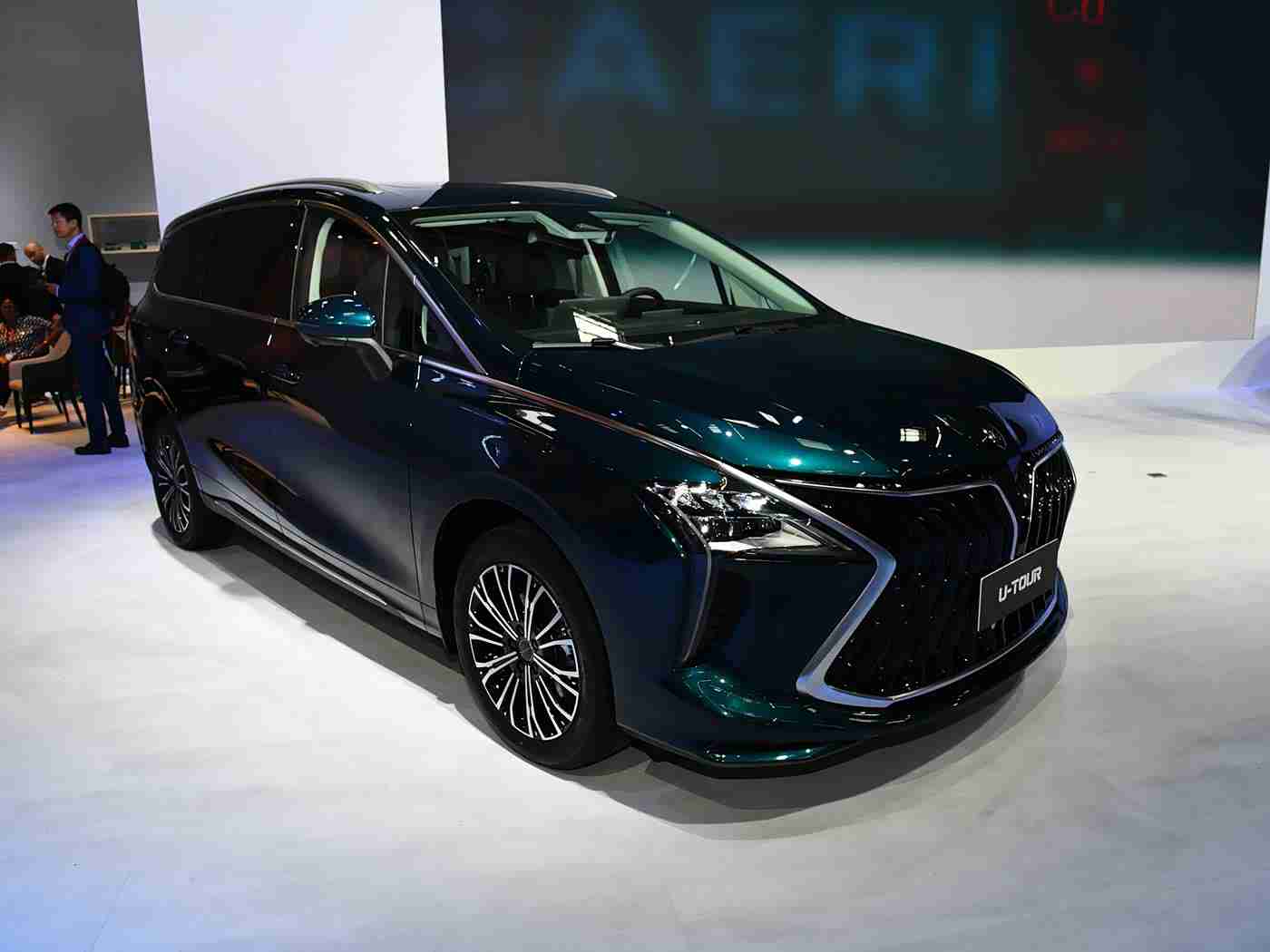 陈冠希阿娇13分钟49秒的特点：瞬间聚焦：汽车业创新浪潮中的短暂高效现象解析-1