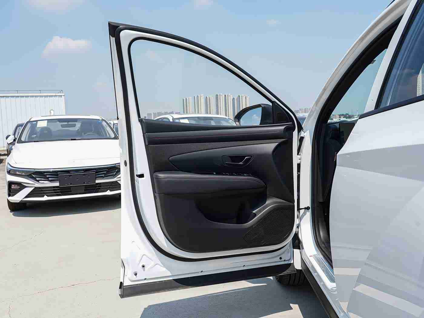 黄色软件华为下载:华为全新智能汽车亮相:L3自动驾驶,科技感十足,引领未来出行-1