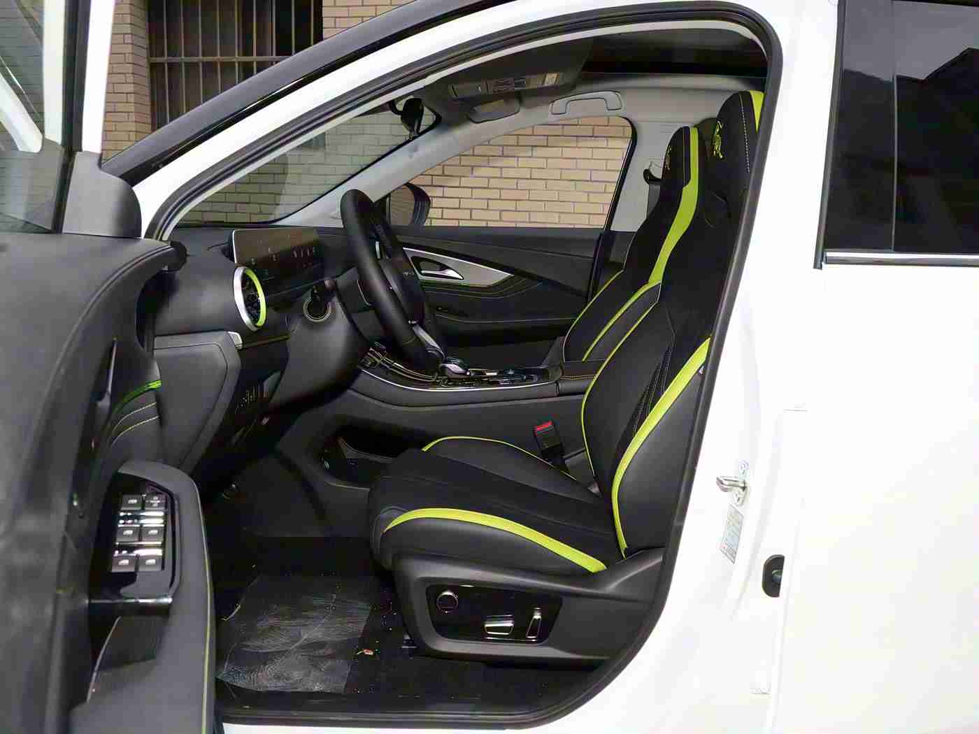 男生女生差差差差：穿梭都市，驾驭不同——探索男女驾驶者的汽车生活差异-1