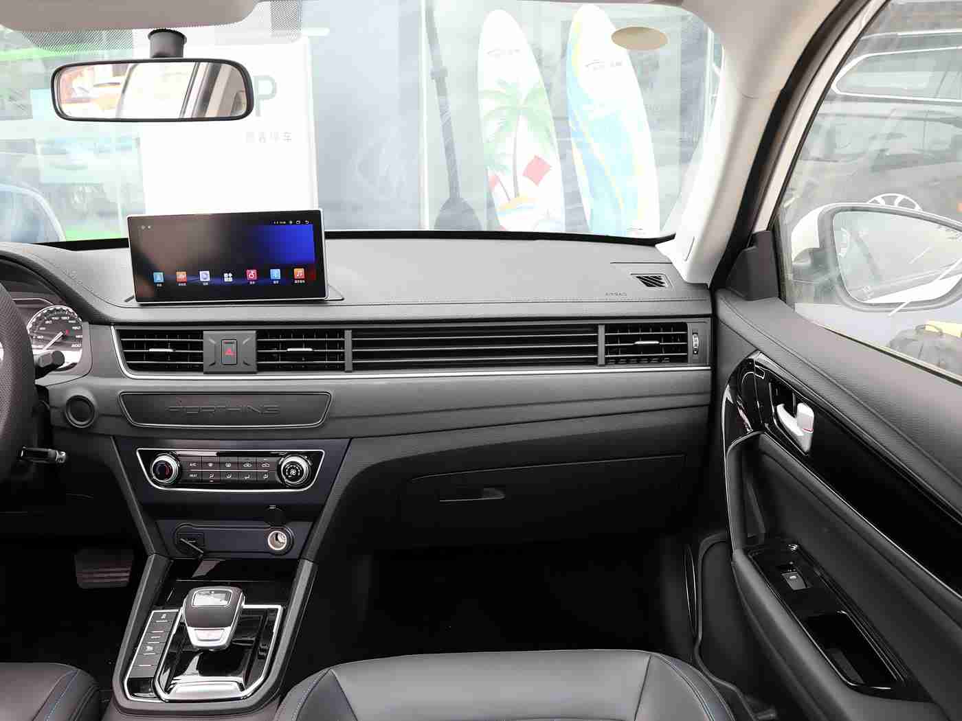 在床上打扑克：“床车创新亮相：颠覆传统设计，打造驾驶新体验，引领汽车行业新潮流”-1