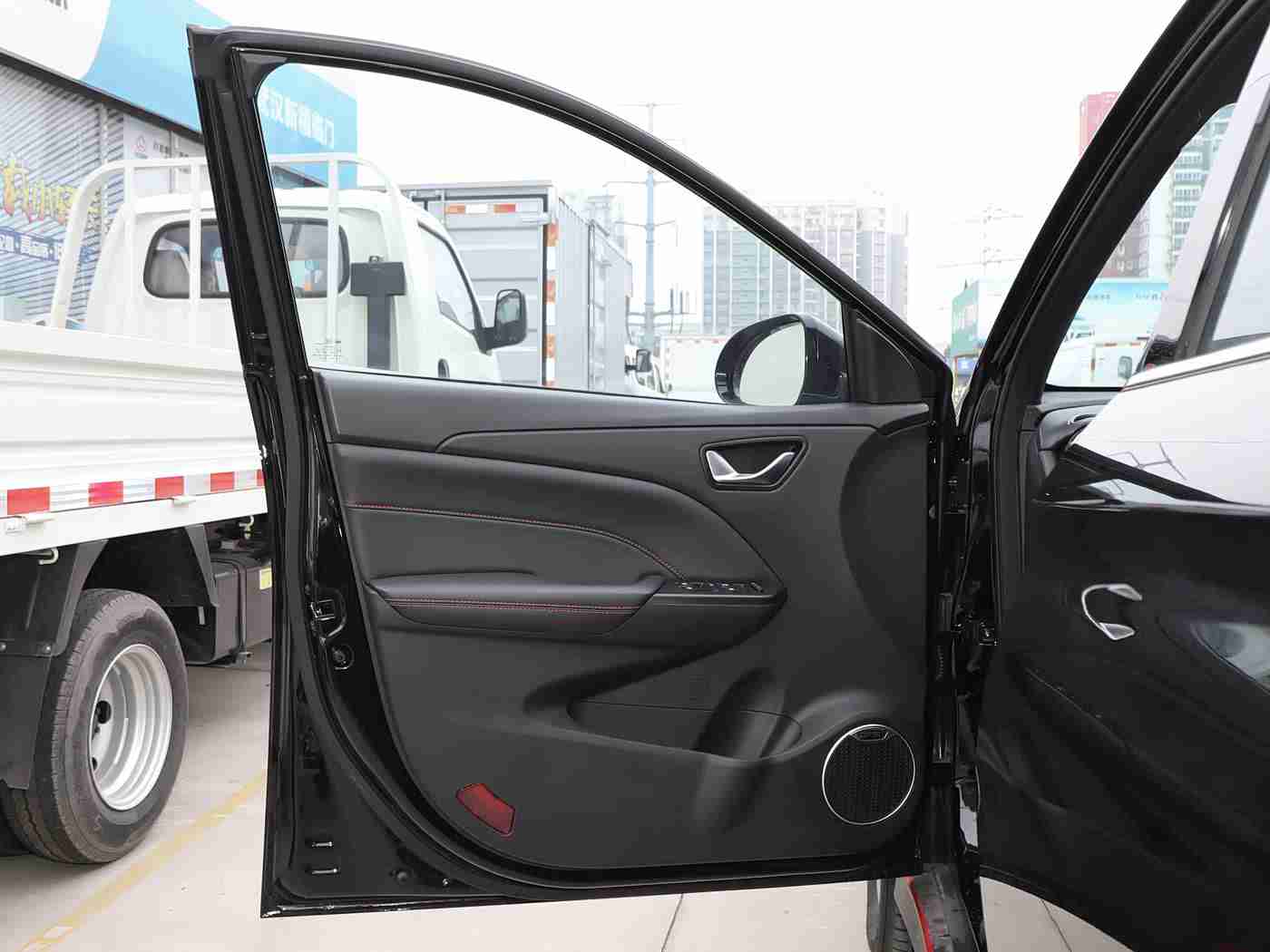 好色先生网站:时尚动力盛宴,智能驾驶新篇,未来汽车潮流先锋亮相-3