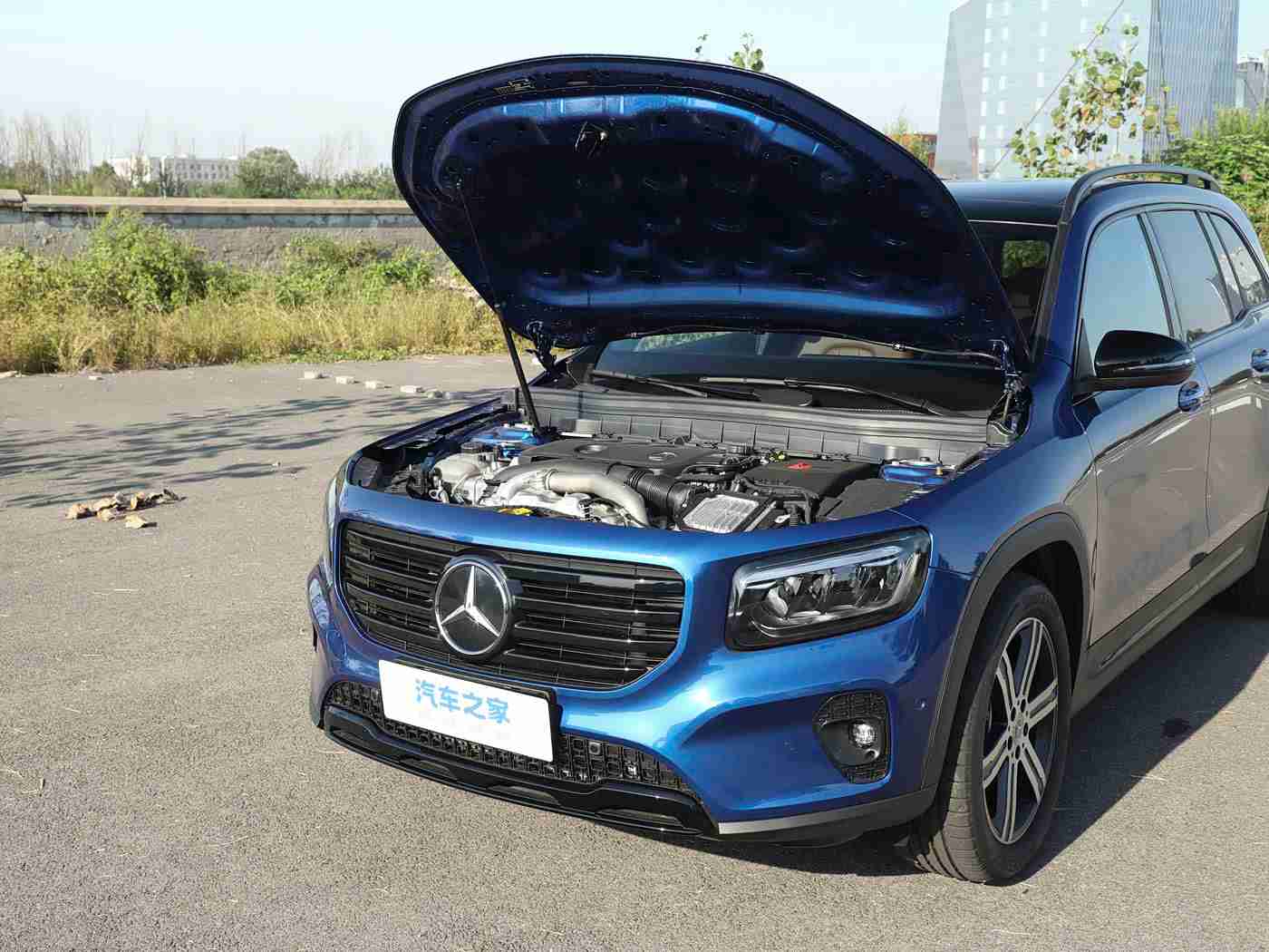 商务旅行中戴绿色帽子的女老板同行台词：绿色帽女老板引领商务出行，豪华座驾助力梦想启航-2