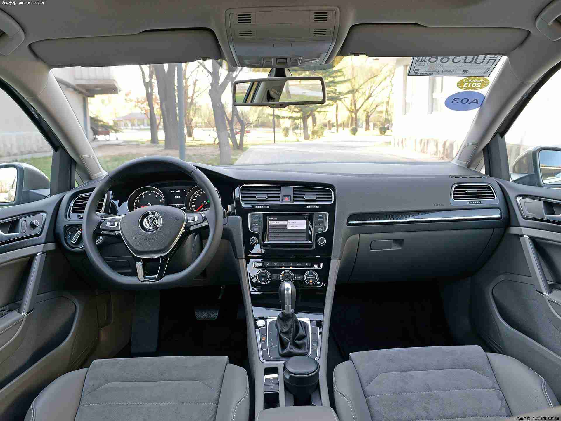 男人插女人软件：智能汽车新潮涌动：趣味互动软件为驾驶体验添彩-1