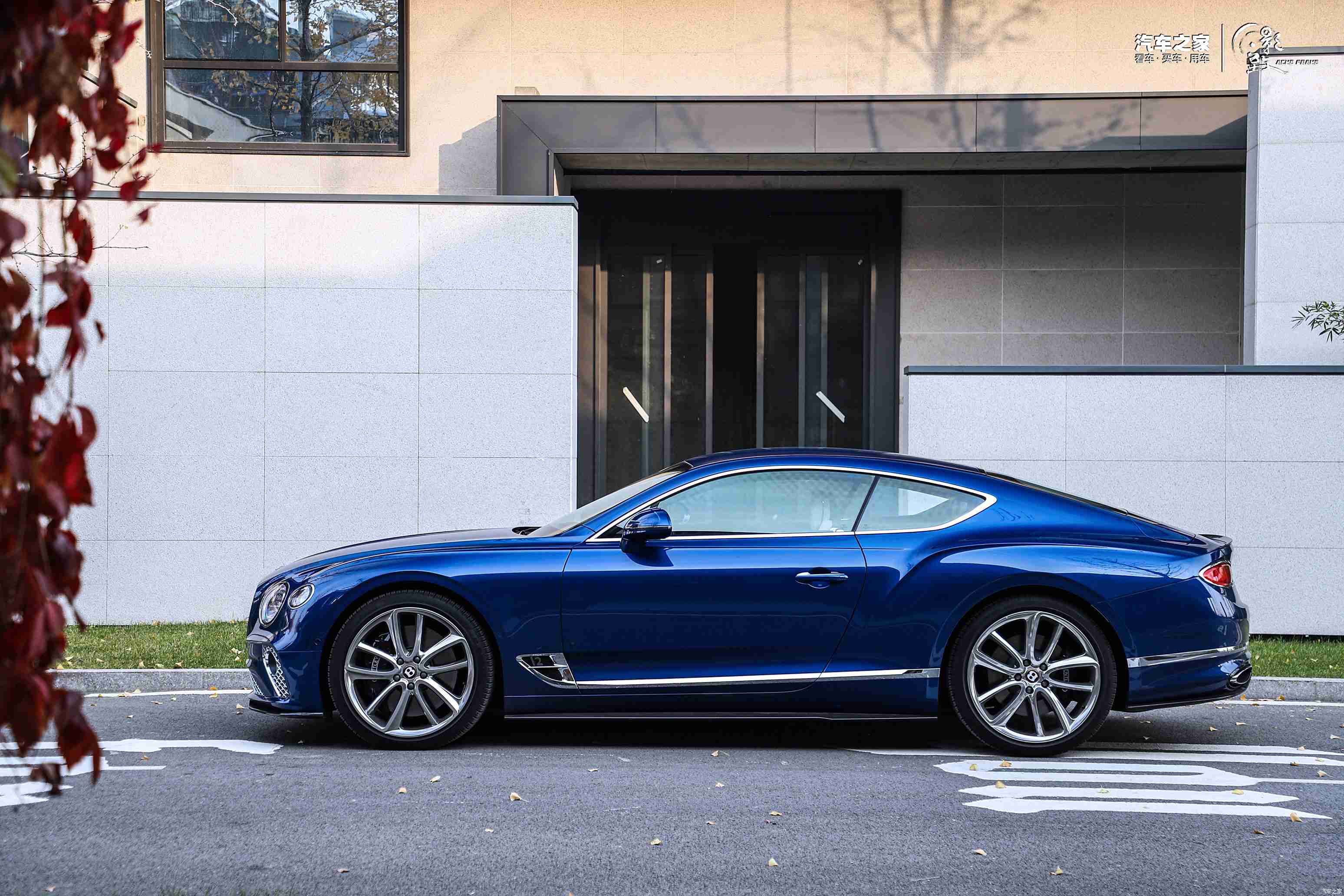 男生和女生打扑克差差差：汽车迷“扑克大战”激情上演，男女车迷共话行业发展-1