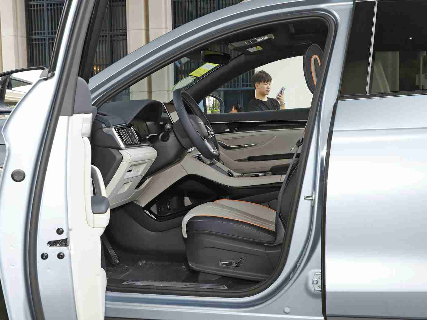 帅哥爱上小鲜肉：“青春动力成年轻消费者新宠，独特设计引热议，销量攀升彰显活力”-3