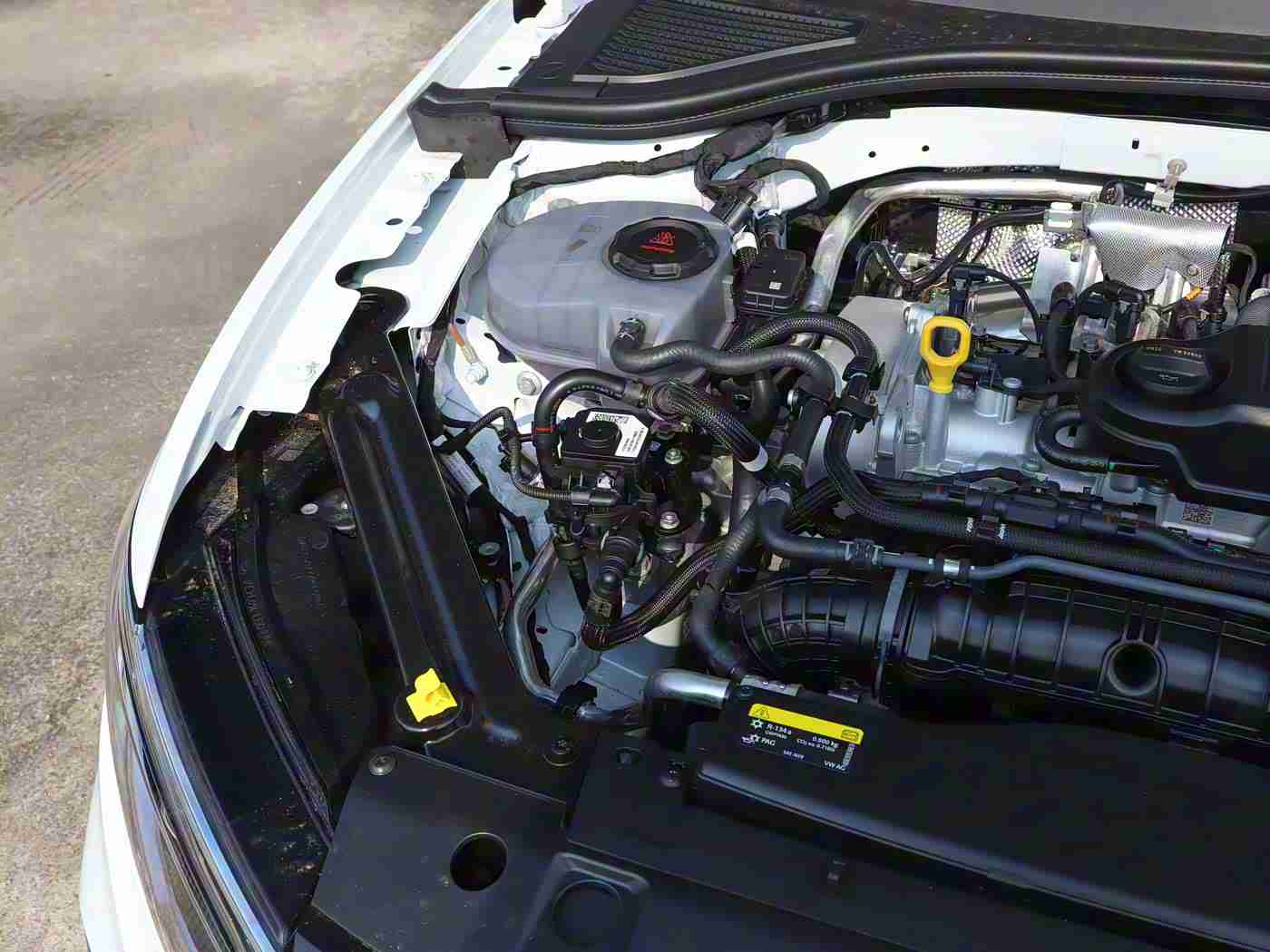 亚洲日韩一区：梦幻座驾耀市场，亚洲日韩一区新车热销引关注-3