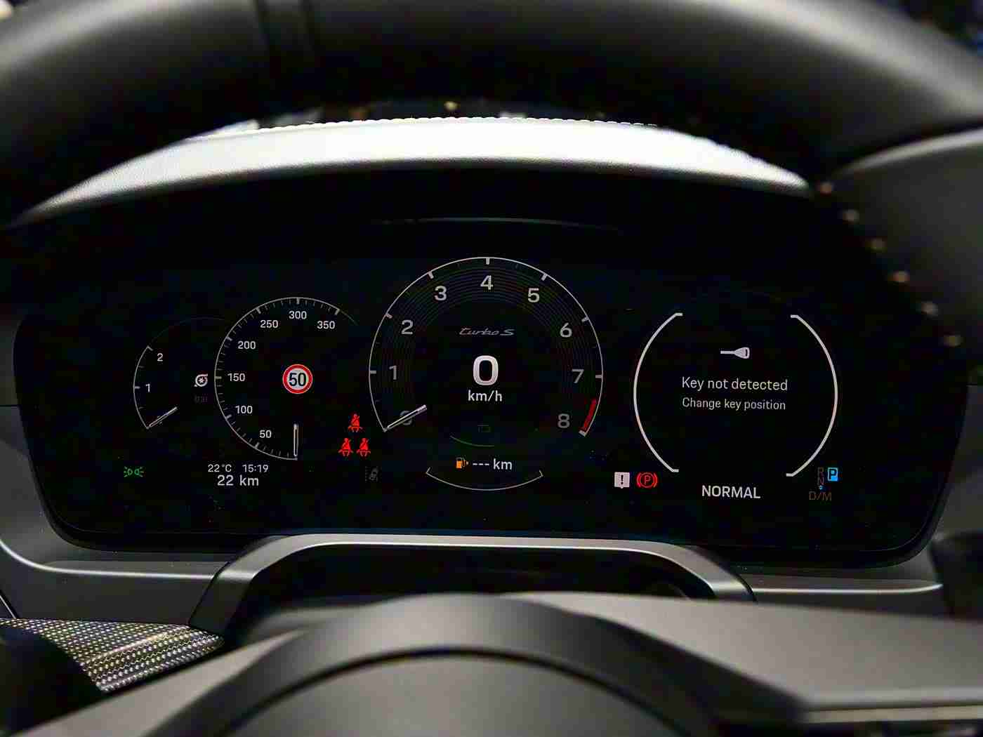 在床上打扑克牌：“颠覆传统，未来感十足：汽车新概念车打造移动娱乐室，体验趣味驾驶新境界”-1