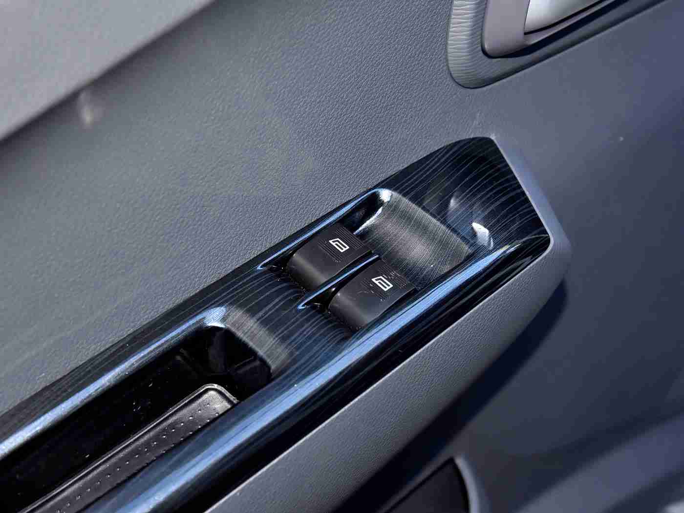 挠脚心+折磨+抹油+哭喊：“挑战极限，尽享驾驶乐趣：全新汽车“挠脚心”惊艳上市，独特设计引发市场热议”-1