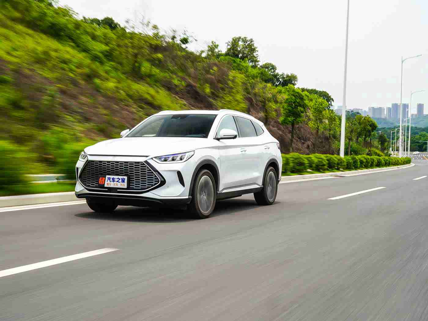 虎白女粉一线天馒头下一句：“时尚色彩绘潮流，智能豪华共驰骋——全新设计力作引领车市新风尚”-3